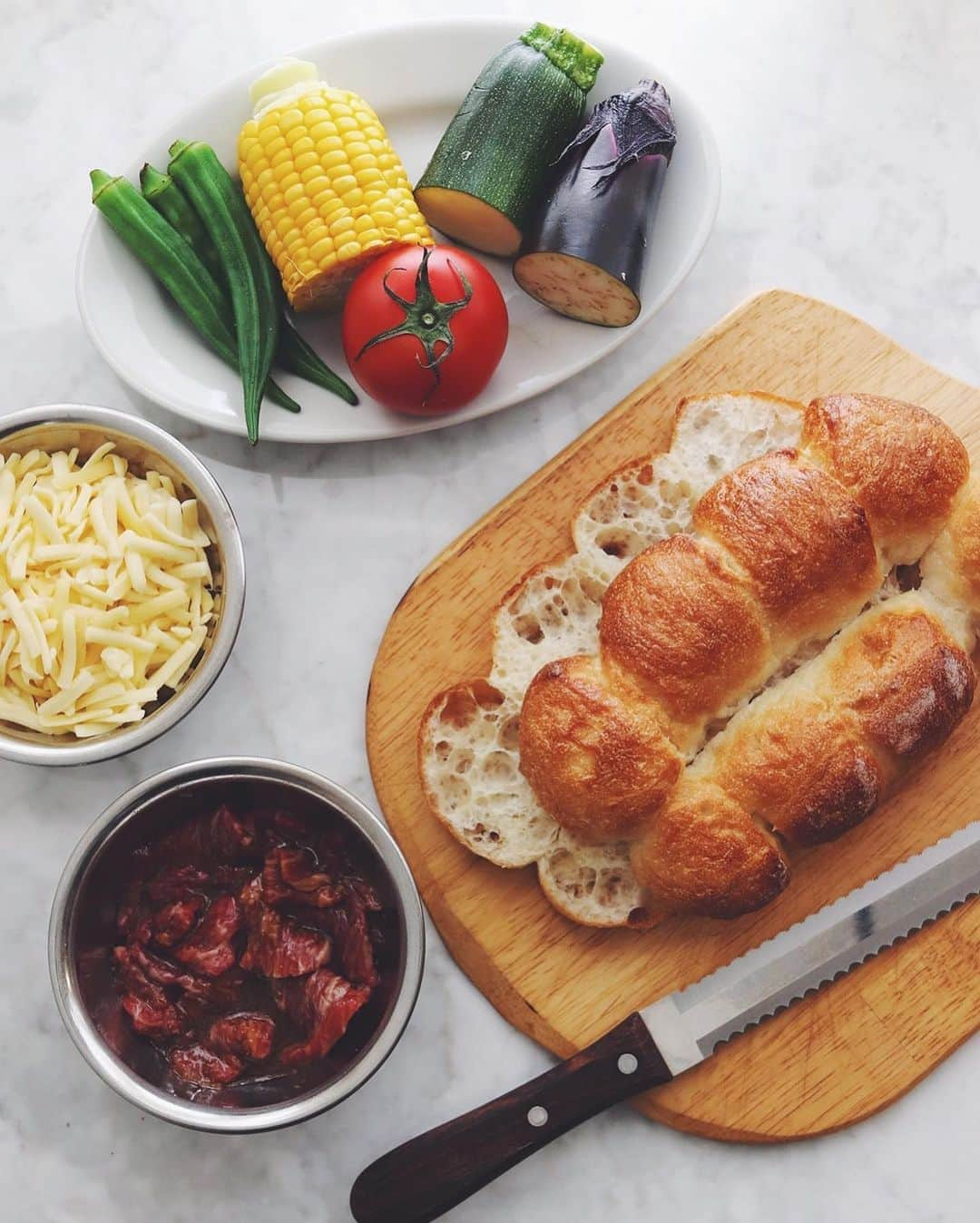 樋口正樹さんのインスタグラム写真 - (樋口正樹Instagram)「Yakiniku Pizza Toast . 牛肉と夏野菜のせて 焼いたピザトースト。 . タカキベーカリーの 石窯ちぎりフランス、 上下を半分にカット、 ピザチーズ、夏野菜、 タレを絡めた牛肉を のせ、ごま油をかけ、 トースターで焼いて、 糸唐辛子トッピング。 暑いけど焼き立てが 最高においしいです。 . パン切りナイフを使わないで美味しく食べれるのが「#石窯ちぎりフランス」の良いところだけど、パン切りナイフでこうやって切ると、面積の大きな断面ができるので多くのトッピングが楽しめるピザにぴったり。夏の週末に元気の出る食材をトッピングしてお楽しみください。 👉@takaki_bakery_official . . #石窯ちぎりフランス #焼肉ピザ #夏野菜ピザ #ピザトースト #ピザパン #石窯パン #パン部 #パンのある生活 #パン部 #パンスタグラム #パン大好き #パン好きな人と繋がりたい#takakibakery #pizzatoast #yakiniku」8月21日 12時10分 - higuccini