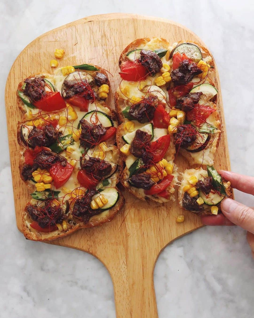 樋口正樹さんのインスタグラム写真 - (樋口正樹Instagram)「Yakiniku Pizza Toast . 牛肉と夏野菜のせて 焼いたピザトースト。 . タカキベーカリーの 石窯ちぎりフランス、 上下を半分にカット、 ピザチーズ、夏野菜、 タレを絡めた牛肉を のせ、ごま油をかけ、 トースターで焼いて、 糸唐辛子トッピング。 暑いけど焼き立てが 最高においしいです。 . パン切りナイフを使わないで美味しく食べれるのが「#石窯ちぎりフランス」の良いところだけど、パン切りナイフでこうやって切ると、面積の大きな断面ができるので多くのトッピングが楽しめるピザにぴったり。夏の週末に元気の出る食材をトッピングしてお楽しみください。 👉@takaki_bakery_official . . #石窯ちぎりフランス #焼肉ピザ #夏野菜ピザ #ピザトースト #ピザパン #石窯パン #パン部 #パンのある生活 #パン部 #パンスタグラム #パン大好き #パン好きな人と繋がりたい#takakibakery #pizzatoast #yakiniku」8月21日 12時10分 - higuccini