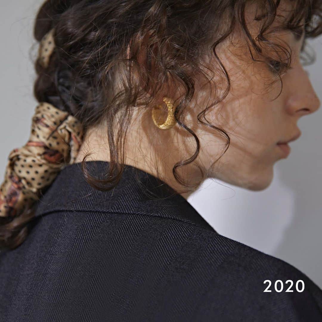 エリオポールのインスタグラム：「. AUTUMN & WINTER 2020 . 機能的な素材やミリタリーの要素を取り入れた、「ワークMIX」コレクション。 “Utility”をキーワードにした、ビッグポケットのワークジャケットやオーバーサイズのブルゾン。カーキ・ベージュや伝統的なペイズリー柄のアイテムは、無骨さとスタイリッシュさを兼ね備え、さまざまなスタイルに合わせやすいのが特徴です。 . @heliopole_official . ONLINE STORE heliopole.jp . . . #HELIOPOLE #エリオポール #2020aw #autumnwinter #selectshop #fashion #style」