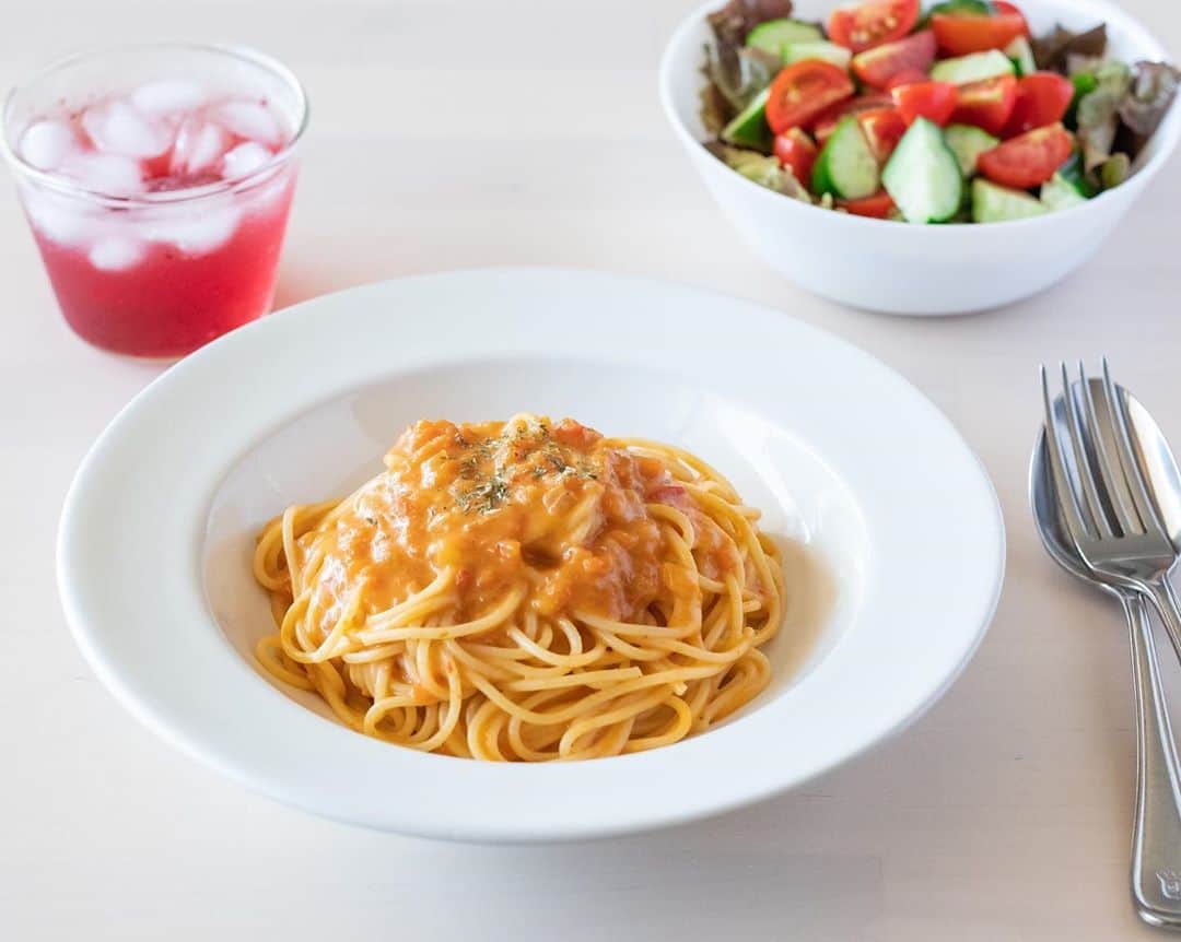 haru.のインスタグラム：「. こんにちは！ . 今日のランチはおうちごはん @ouchigohan.jp 様よりプレゼントしていただいたレトルトパスタソース、 ハインツ「大人むけのパスタ」シリーズの中から、 「紅ずわい蟹のトマトクリーム」をパスタにかけていただきました。 . ハインツ「大人むけのパスタ」シリーズは、 素材の旨みをしっかりと味わえる、ちょっと贅沢なパスタソース。 . わたしも大好きで、普段からよく食べるパスタソースシリーズなんです♩ がんばった日の自分へのご褒美に最適！ . 今日ランチでいただいた「紅ずわい蟹のトマトクリーム」は、 蟹の濃厚な味わいを堪能できる、クリーミーなトマトソース。 ひとくち食べるごとに蟹の風味が楽しめて、とても贅沢な気分です✨ . 休日のランチにもおすすめです♡ とってもおいしかったー😋 . . . #大人むけのパスタ #ハインツ #おうちごはんキャンペーン」