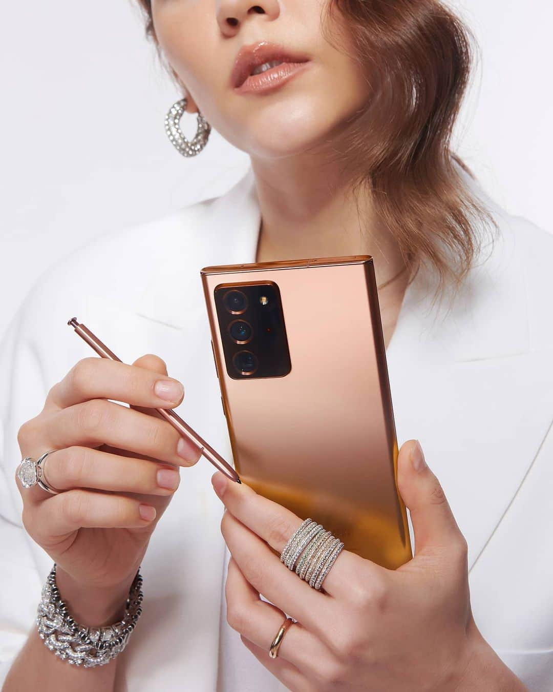 Araya Alberta Hargateさんのインスタグラム写真 - (Araya Alberta HargateInstagram)「Galaxy Note20 Series สมาร์ทโฟนเครื่องเดียวที่มีปากกา Advanced Intelligent S Penความสวย ที่มาพร้อมประสบการณ์ทำงานรูปแบบใหม่ ให้คุณเวิร์กได้ง่ายกว่าในสไตล์ของคุณเอง เป็นเจ้าของได้แล้ววันนี้ที่ Samsung Experience Store, samsung.com และร้านค้าที่ร่วมรายการ #NoteItMyWay #GalaxyNote20TH #TeamGalaxy」8月21日 12時20分 - chomismaterialgirl