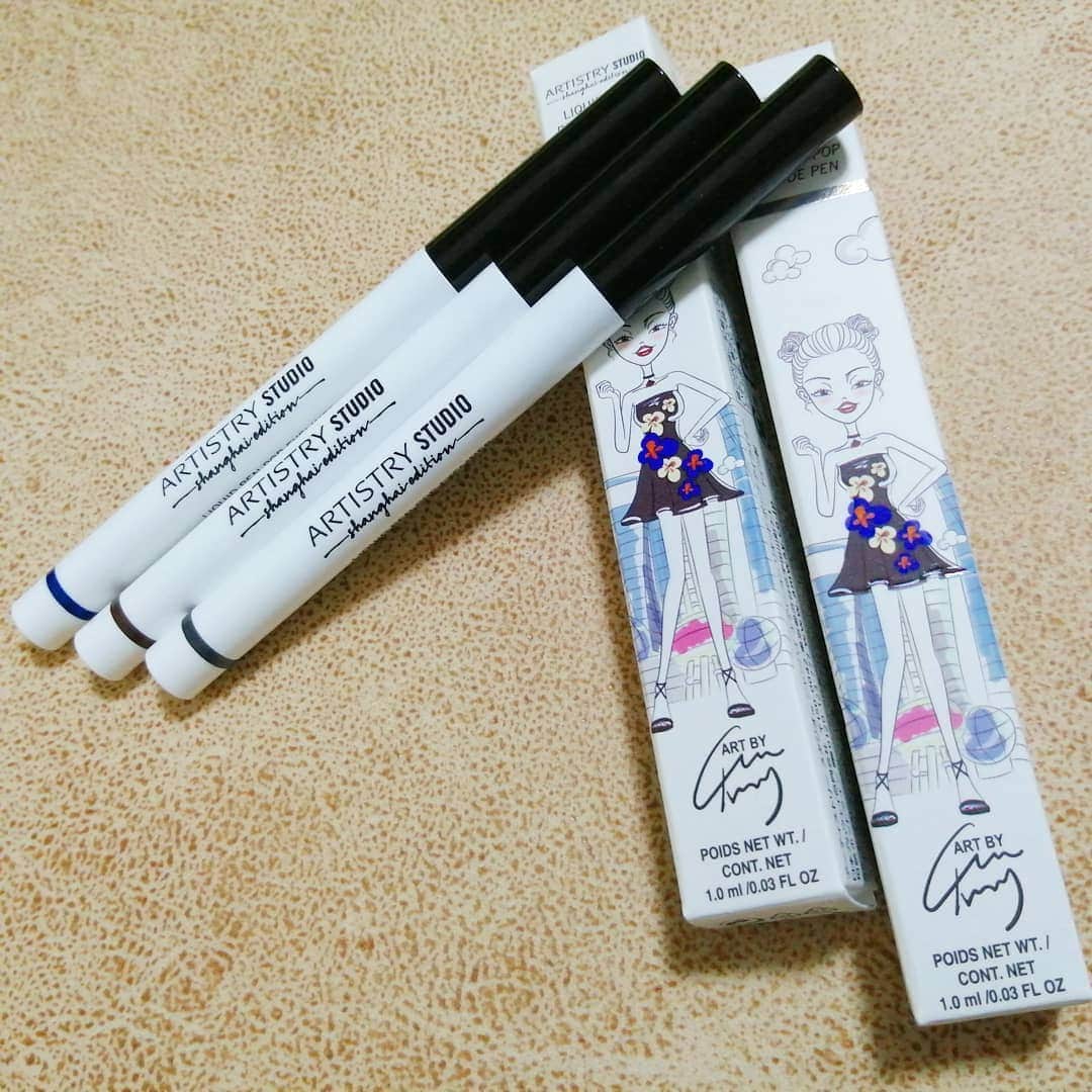 杉山由紀子さんのインスタグラム写真 - (杉山由紀子Instagram)「今回のカラーライナーは使える♥ * おしゃれにキマる、アイライナーが今回は3色展開♬ * * 左から、 💎サファイア（深めのブルー） 💎ノワール（深めのブラウン） 💎スレート（チャコールグレー） のお色味✨✨✨ →2枚目の写真でみてみてね✨ * * 今日はサファイアを使ったので白目がキレイにみえる♬♬ さりげないカラーなので、普段カラーライナー使わない方も凄く使いやすいとおもいます✨ * あとで写真あげますね✨ * * * #artistry #artistryjapan #artistrystudio #make #アイメイク #アイライナー #カラーライナー #new #8月18日発売 #上海エディション #shanghai #上海 #チャイボーグメイク」8月21日 12時29分 - yukikosugiyama