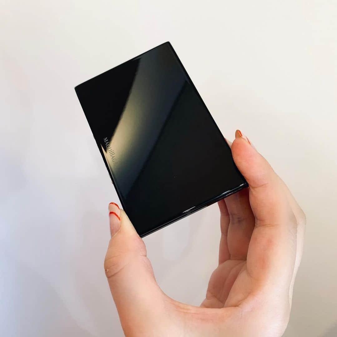 小林ひろ美のインスタグラム：「持ち歩きにぴったりな8.8mm & 8gの薄型コンパクト。厚ぼったくならずに毛穴や赤みがをふんわりとカバーしてくれます🤗 マスクの着脱時にササッとお直しできるのがありがたい🙏 ※ #マキアージュ #ドラマティックフェイスパウダー 10月21日発売 #8.8mm #withmask」