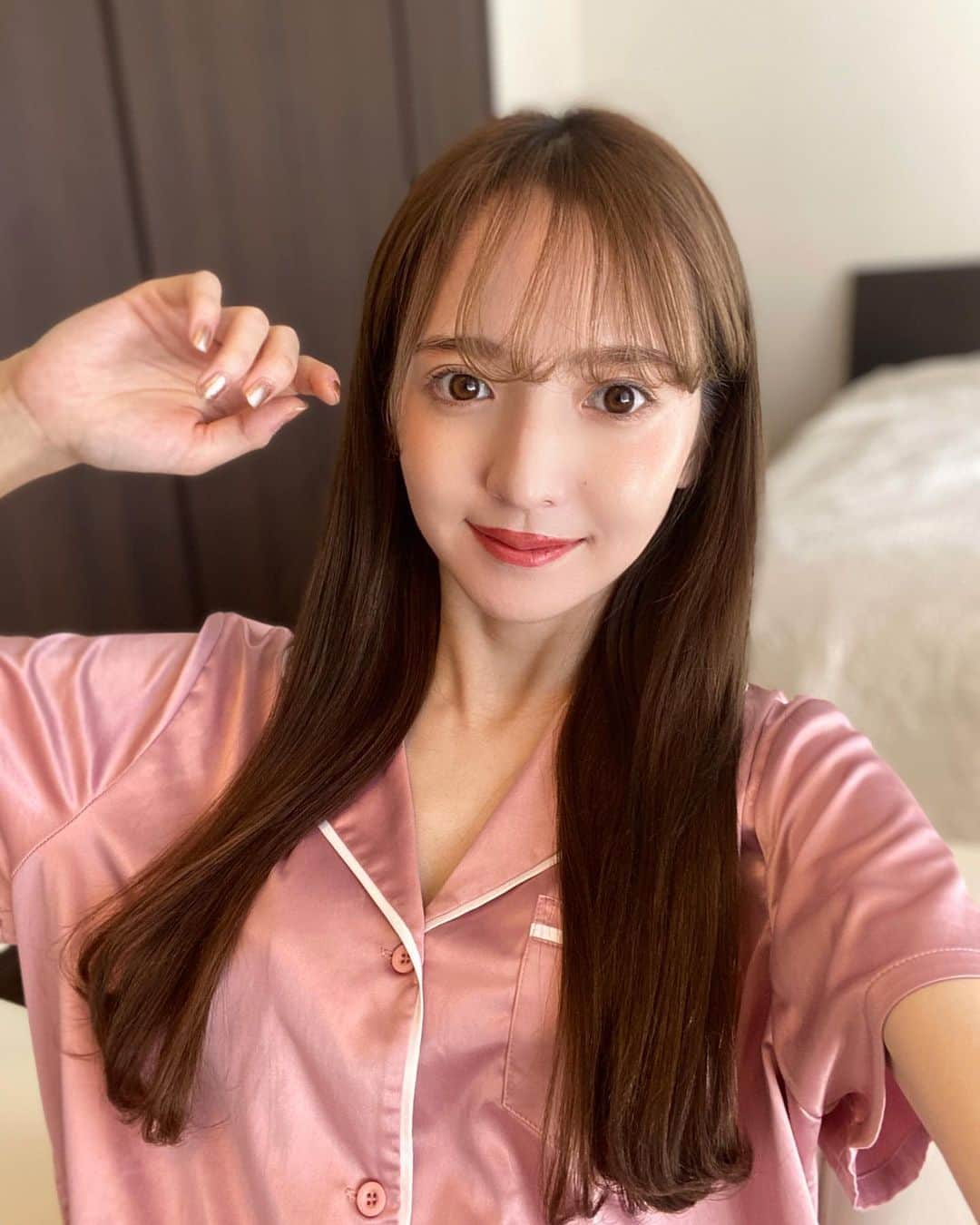平木愛美のインスタグラム：「昨夜に続けて、hairのお話🤍🌙🌞  寝起きの広がる髪にさっとこのミルクセラムを馴染ませるだけでほんとに簡単にまとまって、びっくり！！💕  ドライヤー前や髪をコテで巻いたりする前に使うと、熱から髪を保護もしてくれるみたいで、、、前髪と毛先だけをさっと巻いて #15秒チャレンジ をしてみたよ⚪️  ほんとに寝起きからの支度で…パジャマで失礼します🌼  ミルクなのでテクスチャーも軽くって、髪がベタベタには全くならず、さらっとでる艶感も程良いんですよね。 ふとふわっと香るロクシタンの香りにも癒される！！  #ロクシタン #ヘアミルク #髪まとまる神ミルク #PR」