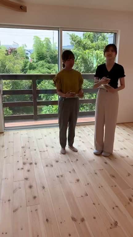 satsumahomeのインスタグラム：「お家で楽しめるLIVE見学の見逃し配信！  ・ ————————————————————— さつまの注文住宅  @satsumahome ————————————————————— さつまのYouTube  @satsuma.youtube ————————————————————— さつまの資料請求 @sh.request ————————————————————— さつまのイベント @sh.eventinfo ————————————————————— さつまのLINE 　　@sh.lineinfo ————————————————————— ・  #さつまホーム #無添加住宅 #漆喰 #無垢床 #goooodhome #キッチン #オリジナルキッチン #カウンターキッチン #杉 #stayhome #home #自粛 #配信 #白い家 #ライブ配信 #配信 #LIVE #モデルハウス #森林 #森 #景色 #ナチュラル #ナチュラルデザイン #オンライン #小上がり #勾配天井」