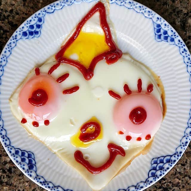 大地真央さんのインスタグラム写真 - (大地真央Instagram)「🥚10連発でお届けします！目玉焼きアート🎨 🍳🍳🍳🍳🍳🍳🍳🍳🍳  ・夏バテ気味 ・草間弥生さんに憧れている美容師 ・唇💋が妙にセクシーなガキ大将 ・あぁ〜❣️と嬉しいホクロがチャームポイントの猫 ・たいまつを落としてしまった自由の女神🗽💦 ・ご飯をねだる子ネズミ🙏 ・常に隣が気になるおしゃまさん👀 ・ハジケテル神主さん ・ペカソ🎨鼻高さん ・ペカソ🎨弁慶  #目玉焼きオリジナルアート 🍳 #朝食 #目玉焼き 🍳 #ノンオイル #ケチャップ🍅 #亜麻仁オイル #中村農場　#烏骨鶏 #卵 🥚×2 #卵 🥚×1 #笑おう#免疫力アップ  #大地真央 撮影📱 #MAODAICHI @maodaichi_official_goods」8月21日 12時33分 - daichimao_official