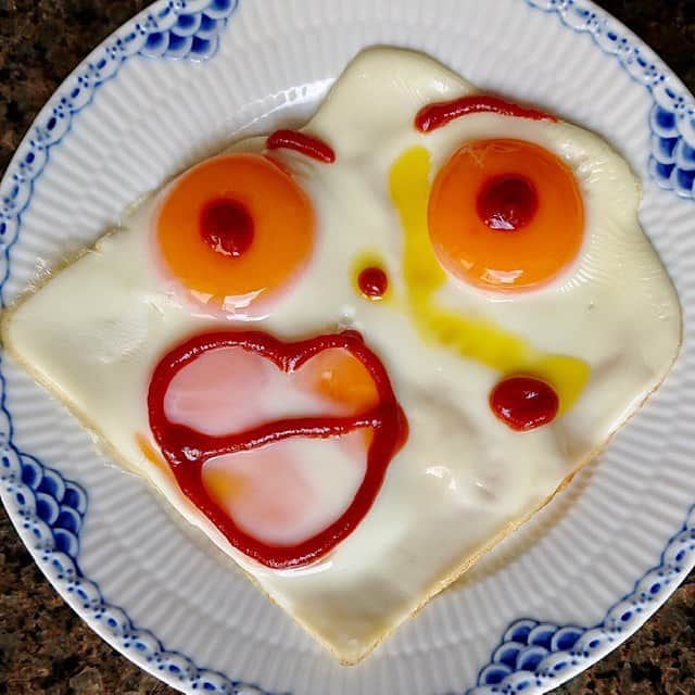 大地真央さんのインスタグラム写真 - (大地真央Instagram)「🥚10連発でお届けします！目玉焼きアート🎨 🍳🍳🍳🍳🍳🍳🍳🍳🍳  ・夏バテ気味 ・草間弥生さんに憧れている美容師 ・唇💋が妙にセクシーなガキ大将 ・あぁ〜❣️と嬉しいホクロがチャームポイントの猫 ・たいまつを落としてしまった自由の女神🗽💦 ・ご飯をねだる子ネズミ🙏 ・常に隣が気になるおしゃまさん👀 ・ハジケテル神主さん ・ペカソ🎨鼻高さん ・ペカソ🎨弁慶  #目玉焼きオリジナルアート 🍳 #朝食 #目玉焼き 🍳 #ノンオイル #ケチャップ🍅 #亜麻仁オイル #中村農場　#烏骨鶏 #卵 🥚×2 #卵 🥚×1 #笑おう#免疫力アップ  #大地真央 撮影📱 #MAODAICHI @maodaichi_official_goods」8月21日 12時33分 - daichimao_official