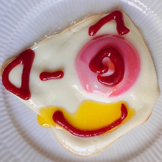 大地真央さんのインスタグラム写真 - (大地真央Instagram)「🥚10連発でお届けします！目玉焼きアート🎨 🍳🍳🍳🍳🍳🍳🍳🍳🍳  ・夏バテ気味 ・草間弥生さんに憧れている美容師 ・唇💋が妙にセクシーなガキ大将 ・あぁ〜❣️と嬉しいホクロがチャームポイントの猫 ・たいまつを落としてしまった自由の女神🗽💦 ・ご飯をねだる子ネズミ🙏 ・常に隣が気になるおしゃまさん👀 ・ハジケテル神主さん ・ペカソ🎨鼻高さん ・ペカソ🎨弁慶  #目玉焼きオリジナルアート 🍳 #朝食 #目玉焼き 🍳 #ノンオイル #ケチャップ🍅 #亜麻仁オイル #中村農場　#烏骨鶏 #卵 🥚×2 #卵 🥚×1 #笑おう#免疫力アップ  #大地真央 撮影📱 #MAODAICHI @maodaichi_official_goods」8月21日 12時33分 - daichimao_official