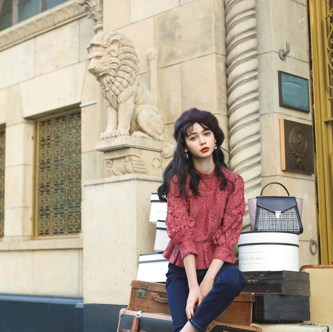 のインスタグラム：「【👗NEW ITEM👜💕】 レースの透け感が上品な スタンドネックブラウス🥰🎶 裾ぺプラムのデザインが インでもアウトでも使え 違った表情で着用できます✨ 後ろにはシフォンリボンも付いているので バックスタイルまで抜かりなく❣️ 甘めアイテムなので デニムなどと合わせたMIXスタイルがおすすめです☺️💕 ———————————————————— ♦️コードレースぺプラムブラウス￥9,800+tax #31sdm品番010350 カラー(ピンク/ブラック/オフホワイト) サイズ（36/38） ♦️スキニーデニムパンツ￥7,900+tax #31sdm品番040353 カラー(インディゴブルー/グレー) サイズ（36/38） ♦️チェックコンビハンドバッグ￥8,900+tax #31sdm品番100303 カラー(ピンク/ライトグリーン) ♦️シズクビジューイヤリング￥2,500+tax #31sdm品番090306 カラー(ゴールド) ♦️アンゴラ混ベレー帽￥5,900+tax #31sdm品番090300 カラー(ダークブラウン/ボルドー/モカブラウン)  ———————————————————— 入荷予定日や在庫は、店舗により異なります❕ また、予告なく入荷日が変更となる場合がございますのでご了承ください🙇‍♀ 店舗では、入荷連絡も承っておりますので スタッフまでお声掛けください☺️💕 #31Sonsdemode #31sdm #31sdm_outfit #fashion #autumn #coordinate #blouse #lace #backribbon #peplum #feminin #denim  #トランテアンソンドゥモード #トランテアン #秋 #コーディネート #ブラウス  #レース #バックリボン #ペプラム #デニム #フェミニン #大人気 #新作」