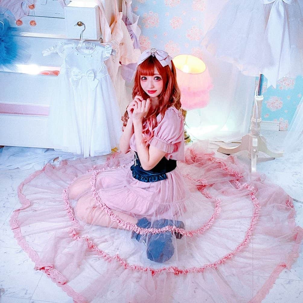 姉agehaさんのインスタグラム写真 - (姉agehaInstagram)「🐰💕🐰💕 ・ 発売中❣️の姉ageha9月号で @himena_ousaki ちゃんの特集ページがあります🥰 ・ プリメロやMA✴︎RSのお洋服やその他なめちゃんの私物も載ってるよ🧸💕 ・ これは誌面に載ってない貴重cut🙏✨✨✨ ・ #桜咲姫奈 #なめちゃん #プリメロ  #MARS #量産型  #甘めが好きな方はぜひぜひ🐱💕 #姉ageha #shooting」8月21日 12時39分 - aneageha