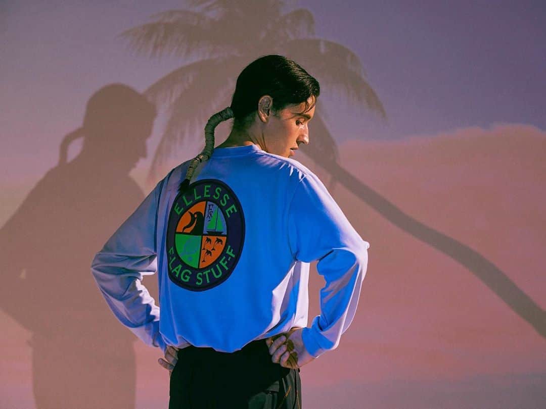 のインスタグラム：「ⓃⒺⓌⓈ｜ellesse × F-LAGSTUF-F  ... ファッションブランド「F-LAGSTUF-F」とタッグを組み、エレッセのアーカイブグラフィックからインスピレーションを得て生まれたコラボレーションコレクション。 象徴的なコラボエンブレムには、エレッセが今までかかわってきたスポーツである、テニス、スキー、マリンからデザインしたアイコンが取り入れられ、鮮やかな色使いとともに表現されています。その中でも、「マリン」をテーマにしたアイテムをメインコレクションとして展開します。 直営店「ellesse TOKYO @ellesse_tokyo 」と、ellesse公式オンラインストアにて本日より発売開始。 …  @ellessejapan × @f_lagstuf_f  #flagstuff #ellessexflagstuff #ellesse #フラグスタフ #エレッセ」
