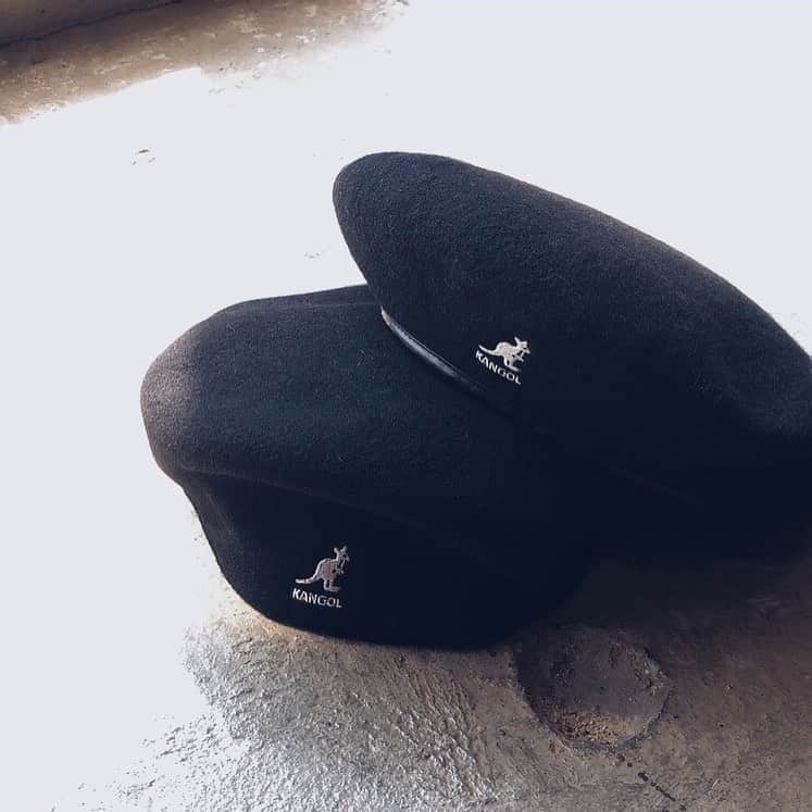 のインスタグラム：「#kangol  @kangoljapan  ————————————﻿ ﻿ ☑︎ KANGOL Wool hunting (¥4,990+tax) ☑︎ KANGOL Wool Big Beret (¥4,990+tax) ﻿ KANGOLといえば #ベレー帽 と #ハンチング ファッショントレンドアイコンとして今人気のアイテム。 ｢BACK TO FRONT｣スタイルがオススメ。 ベレー帽のビッグサイズバージョンは日本限定。 普通のベレー帽よりも少しゆったりした作りなので、男女問わずお使い頂けます。 ﻿ ————————————﻿ #お問い合わせ番号w1746」