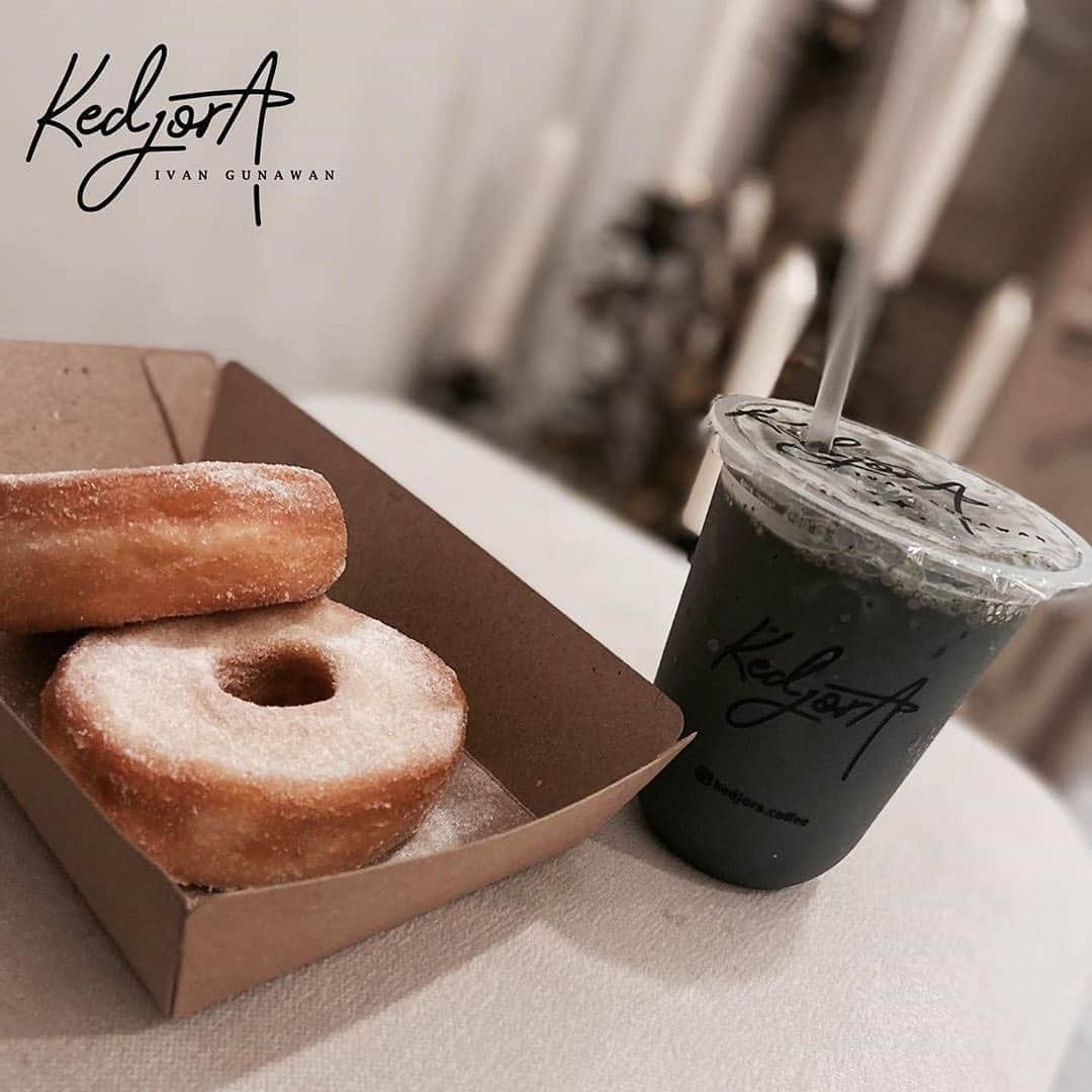 Ivan Gunawanさんのインスタグラム写真 - (Ivan GunawanInstagram)「. Ini sarapanku ! Gemini Donuts & Cancer Charcoal Latte, perfect combo ! Kalau kamu sarapan apa pagi ini ? . .  klik bio untuk langsung order  . 📱Order #KedjoraCoffee  #KEDJORABSD : - WhatsApp Delivery : 0858-9462-7886 / 0818-0431-3112 Alamat :  Rosevile Soho & Suites bsd  #KEDJORACipete - WhatsApp Delivery : 0813-8623-6834 / 08180-731-3131 Alamat: Kedjora Coffee Cipete Jl. Abdul Majid Dalam  Komplek Perhubungan Laut No. 5, Cipete, Jakarta Selatan .  #KEDJORATebet - WhatsApp Delivery : +62 813-1837-2760 Alamat: Kedjora Coffee Tebet Infinia Park Jl. Dr. Saharjo Kav.45 Manggarai, Tebet , Jakarta Selatan. . . #kedjoracofee #kedjoracoffeeBSD #kedjoracoffeeCipete #kedjoracoffeeTebet  #coffeelovers #coffee #espresso #matcha #espressomatcha #chocomilk #latte #strawberrycano #charcoallatte #love #lebihmaniskamu #kopikedjora #coffee #coffeetime #coffeelover #cappuccino #drink #moodbooster #love #photooftheday」8月21日 12時46分 - ivan_gunawan