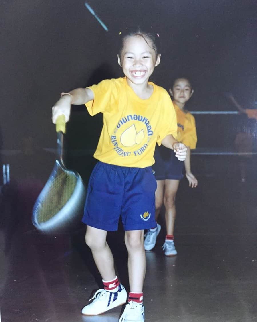 ラチャノック・インタノンのインスタグラム：「#โค้ดลับนักแบดthrowbackchallenge  ภาพจำตอนถือไม้แบดสมัยละอ่อน ด.ญ. รัชนก อินทนนท์ แลดูมุ้งมิ้งตะมุตะมิมั้ยคะ?  ขอท้าน้องครีม @cream_busanan ต่อนะเอารูปสมัยเบบี๋มาโชว์โหน่ย...  #โค้ดลับนักแบด #badmintondecoder」