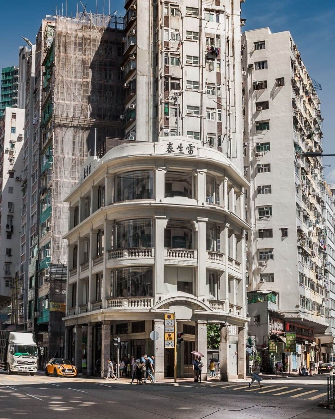 Discover Hong Kongさんのインスタグラム写真 - (Discover Hong KongInstagram)「Built in the 1930s with its ground floor serving as a Chinese medicine shop, this elegant building, Lui Seng Chun, was transformed into a Chinese medicine healthcare centre in 2012. 你知道嗎﹖雷生春堂建於1931年，樓上當年為雷家住所，樓下就係正骨診所。呢幢中西合璧嘅建築，而家經已改建為中醫藥保健中心喇！  #DiscoverHongKong」8月21日 13時00分 - discoverhongkong