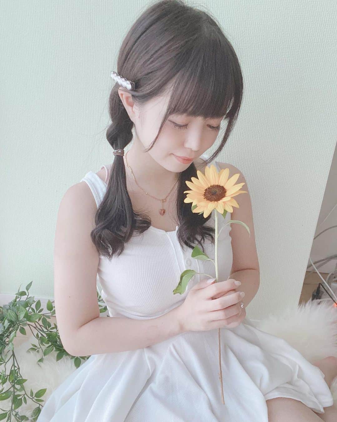 鈴木未央のインスタグラム：「心がすさんでるので〝あの日見た花の名前を僕たちはまだ知らない〟で浄化しています あとクラナド。  #ひまわり　#ゆるっと革命団　#アイドル #地下アイドル　#idol #japanesegirl  #japaneseidol #地下アイドル　#nuturephotography #followme」