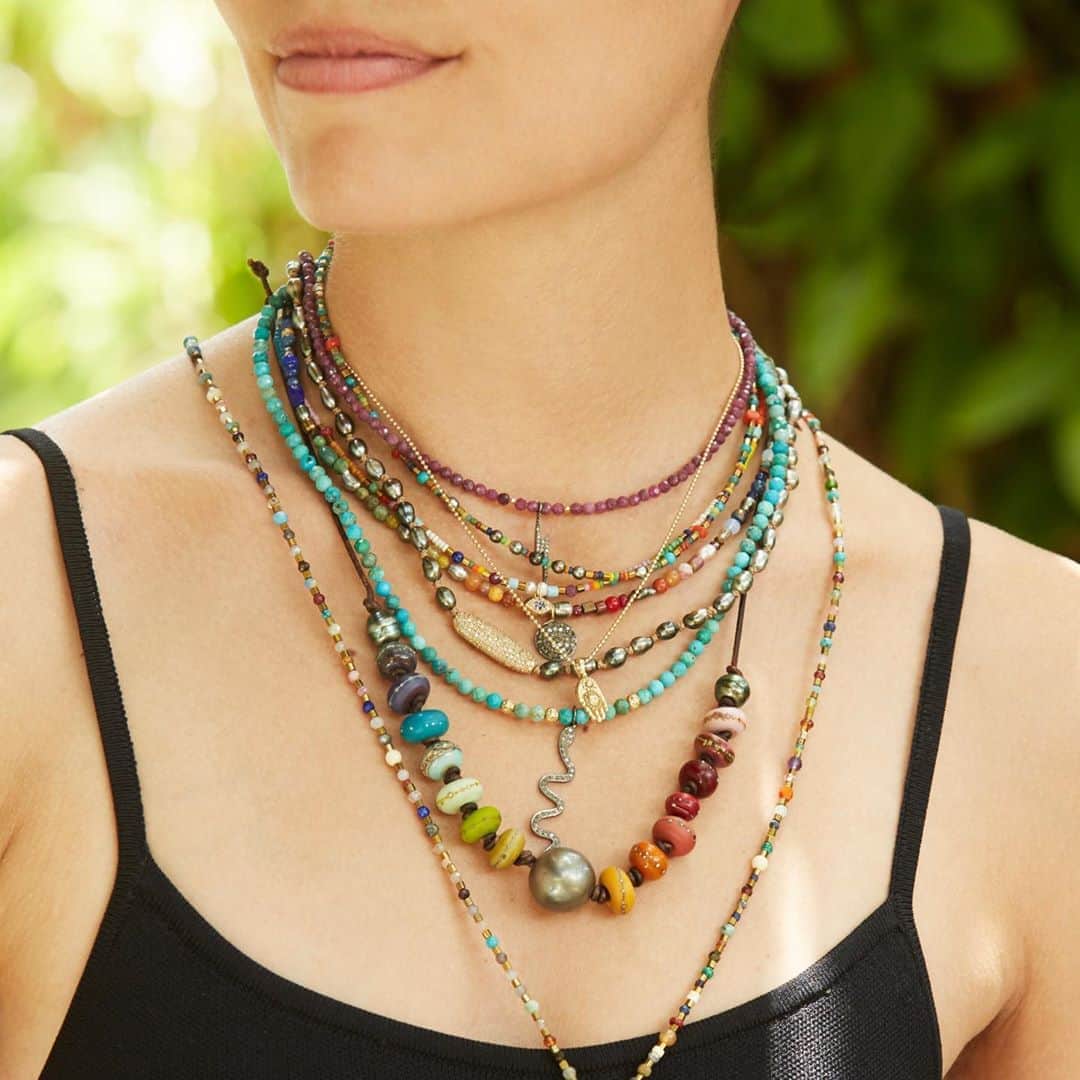 のインスタグラム：「Anddddd this is how we do it island style 🧜🏽‍♀️🧚🏼‍♀️💃🏻👯‍♂️👙👗💍👑🦄🐣 #layering #madewithlove #madeinusa #madewithaloha #rainbow #unicorn #precious #diamond #craftmanship #turquoise #beach #supportsmallbusiness #jewelry #jewelryasmedecinecm #gold #artist」