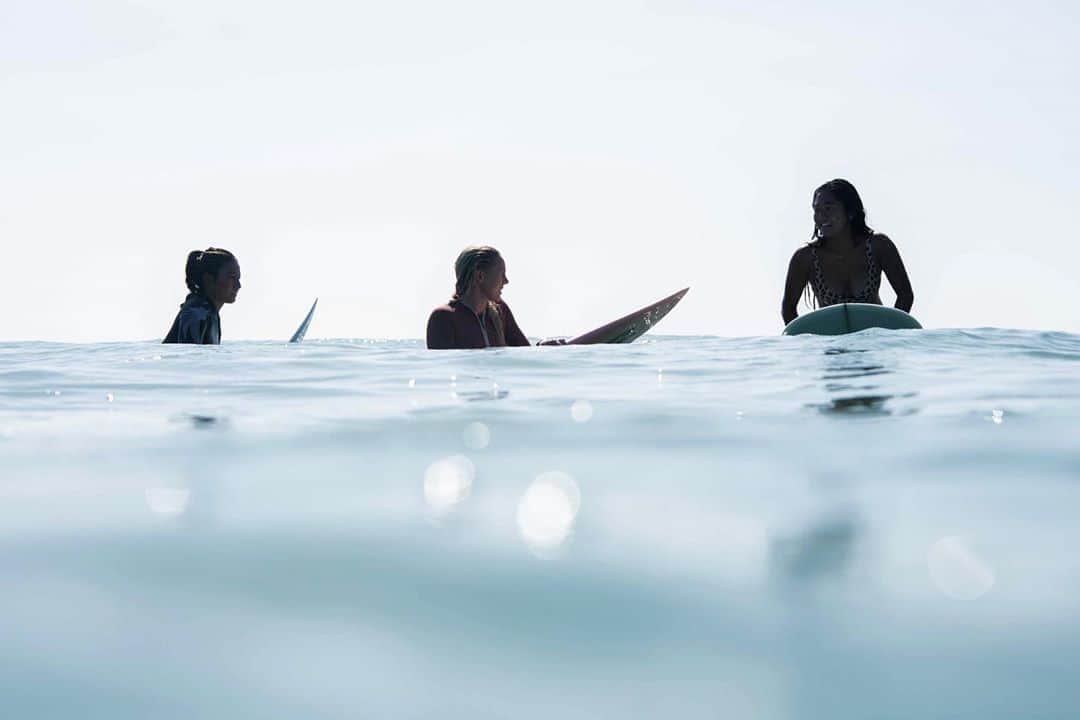 ローラ・エンバーのインスタグラム：「I may talk too fast (and Australian) for the girls to understand me sometimes 🤣 but I loved getting to know @shinomatsuda & @natsumitaoka, explore the coastlines of Japan and spend time together in the water!! The future of Japanese surfing is so bright!! (Sorry about your board Natsumi )🇯🇵 WATCH - Know the Feeling Ep 4 JAPAN (link in bio) @billabongwomens」