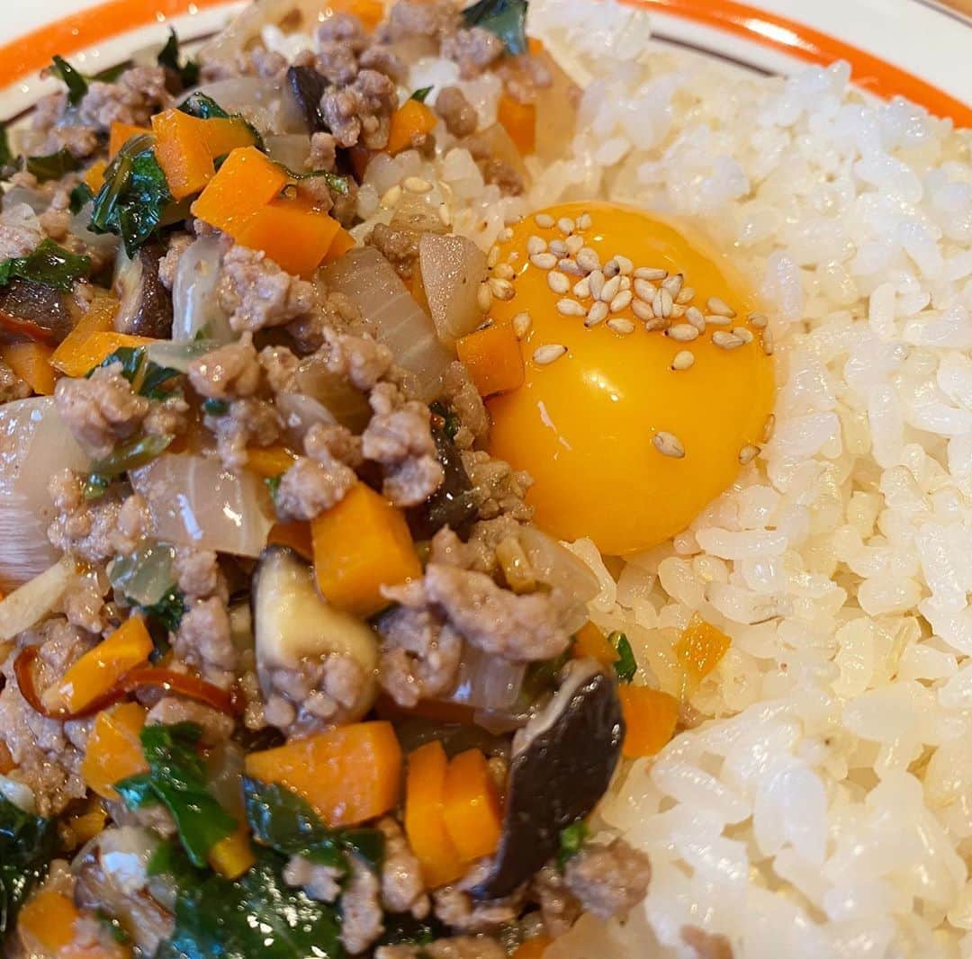のインスタグラム：「ミントの美味しさに気付いて…  「ミントとひき肉のアジアン丼」を 作ってみたよ。  ひき肉にスパイスかけたらヌクナム、ガーリックにレモンとたっぷりの刻みミント🌱🍋  ミントが爽やかで夏らしい🏝😋  #food#手作り#ミント#料理#lunchathome」