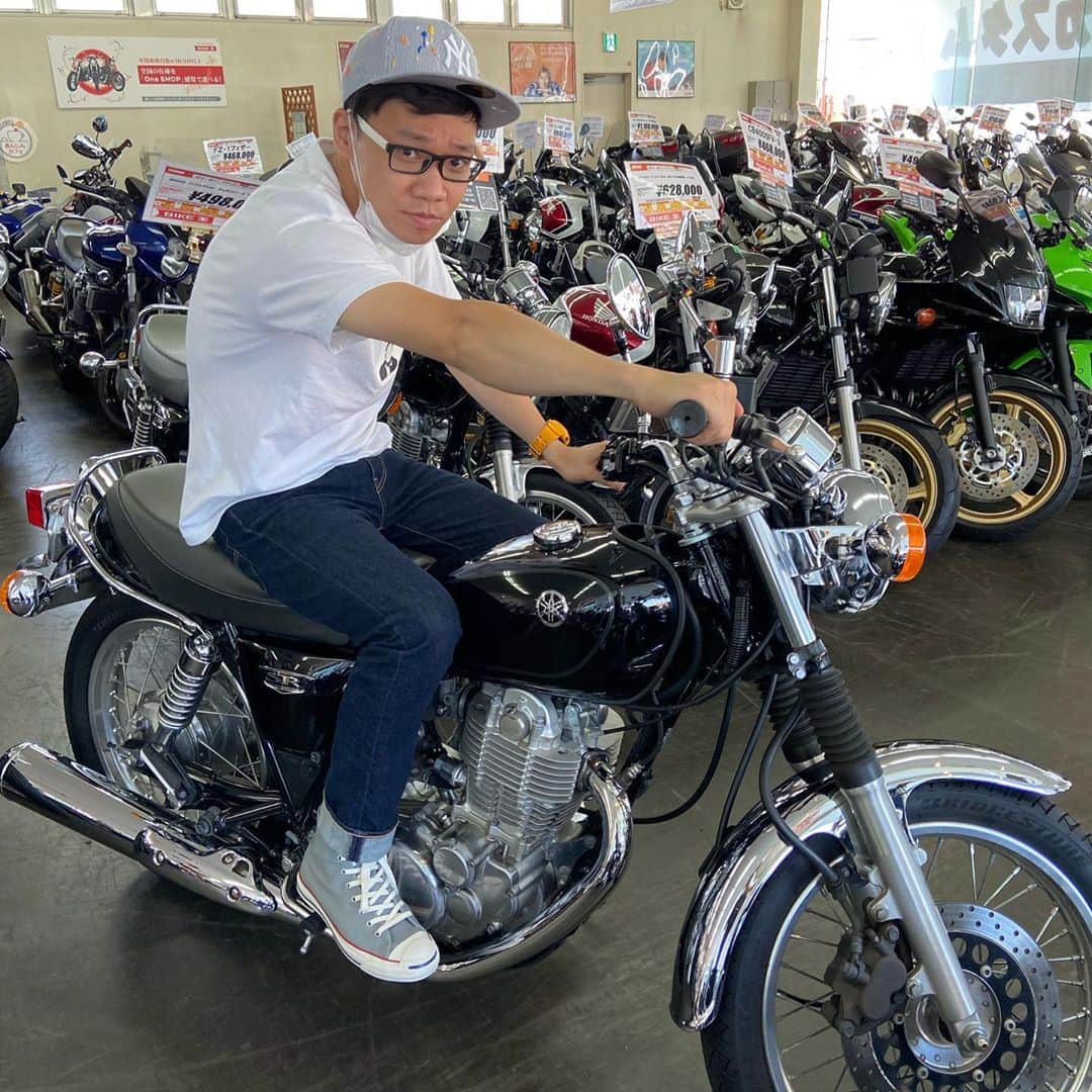 岡下雅典のインスタグラム：「私事ですが、この度8月20日に YAMAHAのSR400ちゃんというバイクを購入させて頂く運びとなりました。 エストレヤ250ちゃんもすごくいい子だったのですが、SRちゃんの率直で真面目で笑顔が素敵な部分に惹かれました。 1ヶ月後の納車の際はまた皆さんに報告させていただきます。参加ご希望の方は連絡下さい。 これからも精進しSRと幸せな家庭を築いていきますので応援よろしくお願いします。  ※私まだバイクの免許は持っていません。」