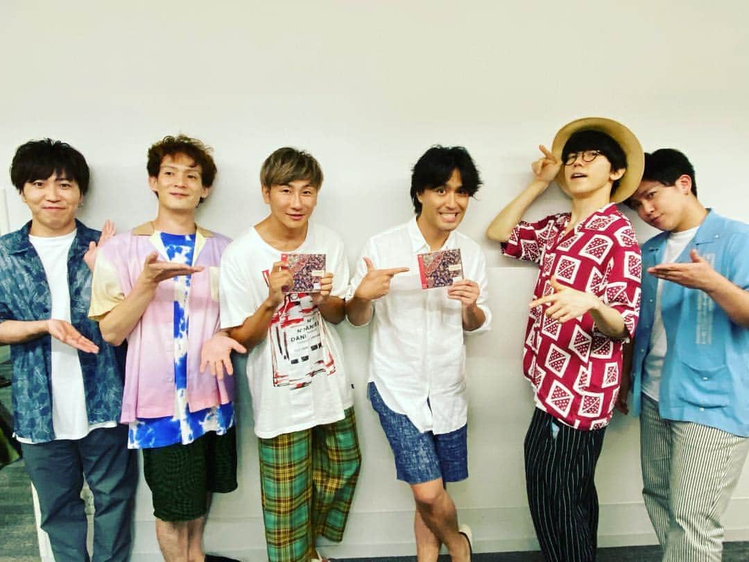 ISEKIのインスタグラム：「#Mステ　後に　 #sumika と一枚パシャリ📷 毎日がクリスマスに出てもらった時からまた一段とBIGアーティストになってました✨ Liveで聴きたい曲がまた増えましたとさ✨」