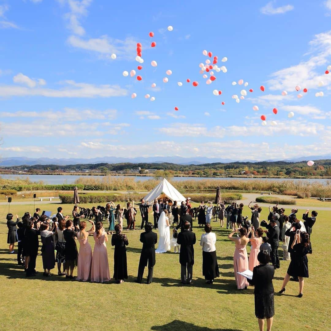 小松結婚式 M&U エムアンドユー ウェディングさんのインスタグラム写真 - (小松結婚式 M&U エムアンドユー ウェディングInstagram)「【パーティーレポート】式の最後は、新郎新婦のお二人を囲んで、参列者全員でバルーンリリースをおこないました！﻿ ﻿ 2人の幸せが天まで届きますように。﻿ ﻿ ﻿ *・。*・ウェディングストーリー*・。*・﻿ 結婚3周年のタイミングでお式をされたお二人。﻿ ﻿ お子さまが誕生し生活が落ち着いたことを機に、3年越しの念願を叶えられました。 ﻿ ﻿ 「地元で・印象に残る結婚式にしたい・友達をたくさん呼びたい」と木場潟でのガーデン挙式に。 ﻿ ﻿ 挙式・パーティーの様子をご紹介していきます♪﻿ ﻿ LOCATION : UMI no RUSTICWEDDING﻿ PARTY SPACE : LAGO BIANCO﻿ Season：Autumn﻿ ﻿ M&Uの公式サイトでは、挙式・披露会陰会場のご紹介やパーティーレポート、最新の情報などをご確認いただけます。﻿ ﻿ プロフィール( @mandu_wedding )内にあるURLよりご確認ください。﻿ ﻿ *・。*・。*・。*・。*・。*・。*・。﻿ ﻿ 【苔の里・木場潟を巡る♪ 杜と湖のラスティックウエディング見学会】﻿ ﻿ 南加賀の大自然を舞台とする“杜と湖のラスティックウエディング”。﻿ その舞台となる苔の里・木場潟の見学ツアーです。﻿ 実際のロケーションを体感してお二人のイメージを膨らませてください！﻿ ﻿ ○開催日／土日祝の11:00〜15:00（完全予約制）﻿ ○お問い合わせ・お申し込み／プロフィール内のリンクより公式サイトにお進みください。﻿ ﻿ *・。*・。*・。*・。*・。*・。*・。﻿ ﻿ 【M&U WEDDING の結婚式】﻿ ﻿ 100年経っても変わらないこの景色。﻿ 訪れるたび、幸せの記憶がよみがえる。﻿ ﻿ 石川県小松市。ここにある自然環境を最大限に活かした、シンプルでナチュラルな結婚式、『ラスティックウエディング』﻿ ﻿ ラスティックとは、「素朴」や「温かみ」という意味があります。﻿ 自然に囲まれて、気持ちのよい日差しを浴びながら、飾り過ぎない素の美しい世界で、大切なゲストとかけがえのない時間を過ごす。まるで映画のワンシーンのようなウエディングです。﻿ ﻿ *・。*・。*・。*・。*・。*・。*﻿ ﻿ ﻿ ﻿ ﻿ ﻿ #バルーンリリース﻿ #エムアンドユー花嫁 #パーティーレポート﻿ #杜と湖のラスティックウェディング #エムアンドユー #苔の里 #木場潟公園 #石川 #石川県 #小松市#小松 #金沢市 #金沢 #加賀 #加賀市 #野々市#野々市市 #白山 #白山市 #小松結婚式 #小松市結婚式 #小松結婚式場 #小松市結婚式場  #ラスティックウェディング #リゾートウェディング  #小松カフェ #金沢カフェ #ホテルビナリオKOMATSUセントレ #ラーゴビアンコ」8月21日 22時46分 - mandu_wedding