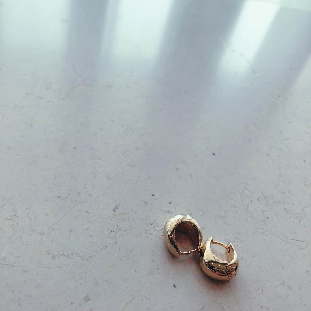 佐々木千絵さんのインスタグラム写真 - (佐々木千絵Instagram)「Simple 🤍  #tomwood #earring #simple #gold #ピアス#」8月21日 22時39分 - chie1012