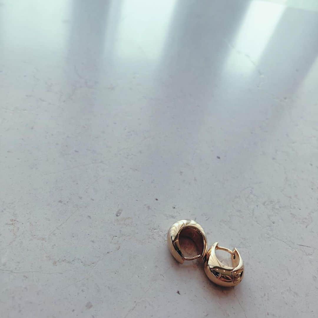 佐々木千絵のインスタグラム：「Simple 🤍  #tomwood #earring #simple #gold #ピアス#」