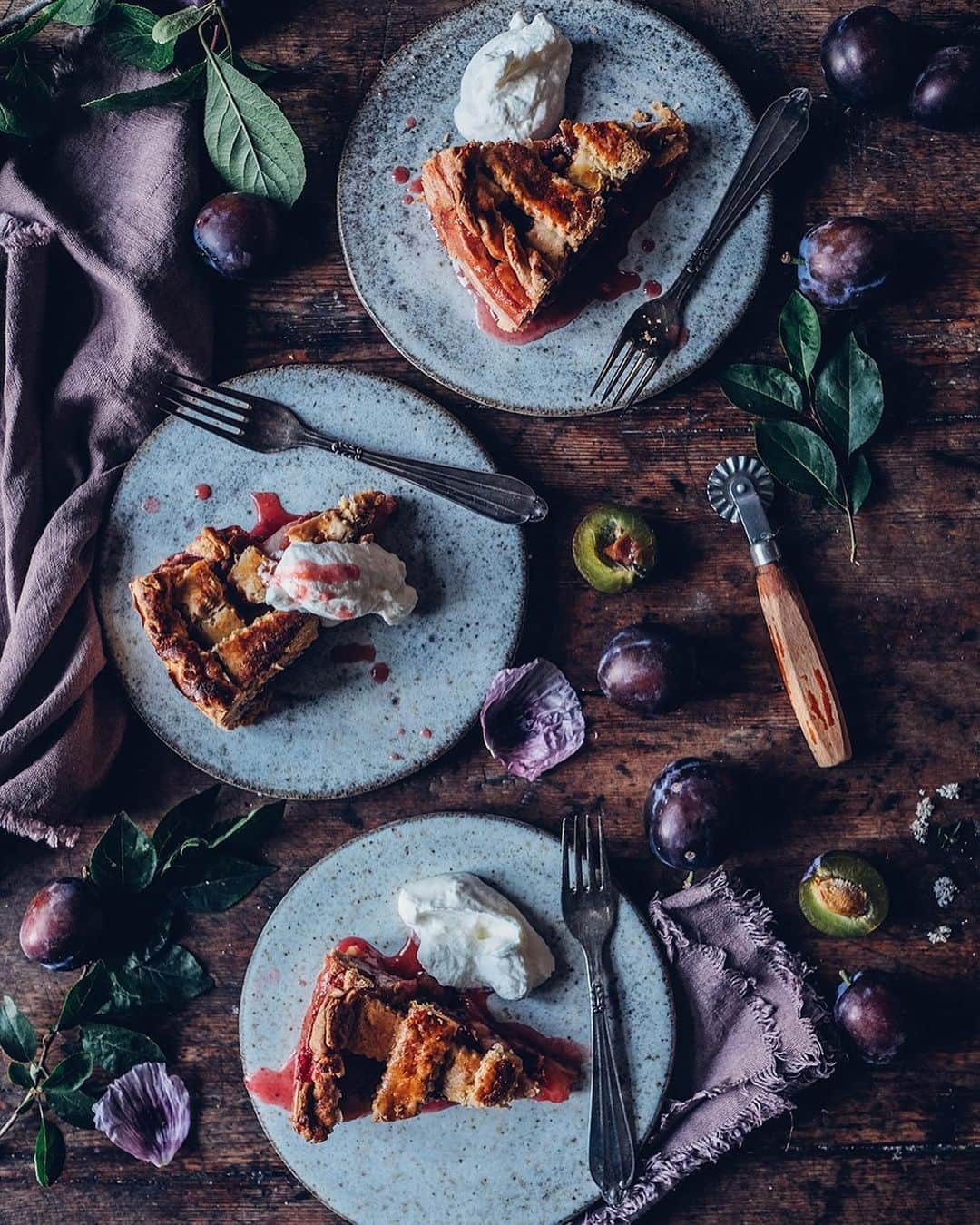 Our Food Storiesさんのインスタグラム写真 - (Our Food StoriesInstagram)「Can‘t wait to bake this delicious gluten-free plum pie this weekend again 🥧 Get the recipe on the blog, link is in profile 😋 #ourfoodstories  ____ #plumpie #glutenfreerecipes #glutenfreefood #glutenfri #glutenfrei #glutenfreecake #onthetable #fellowmag #simplejoys #countrysidephotography #verilymoments #momentslikethis #morningslikethese #foodstylist #foodphotographer #germanfoodblogger」8月21日 22時40分 - _foodstories_