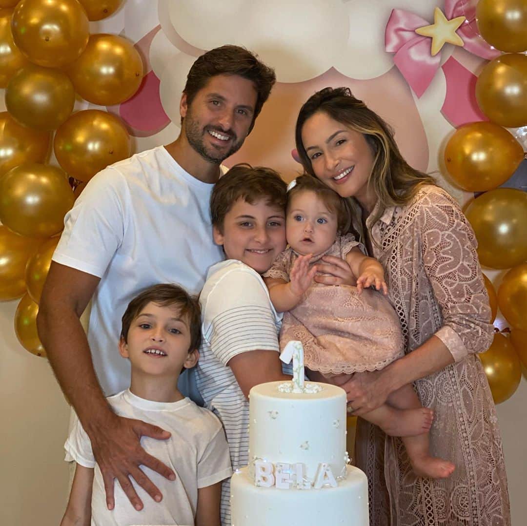 Claudia Leitteのインスタグラム：「Postei nos stories a festinha que fizemos ontem à tarde para celebrar o primeiro ano da minha princesinha! Quando acabei de arrumar o “Chá da Bela”, chorei de emoção e saudade. Não imaginei que tudo ficaria tão precioso! Obrigada ao pessoal da @cakebycm, que fez o bolo mais lindo e os docinhos mais delicados e gostosos do que sonhei; ao meu amigo, Collins, que imprimiu o Banner- que achei na internet! Rs- com tanta qualidade, que ficou de festa “profissa”! rsrs À @zizisantana, que vai abrir uma empresa de encher balões, e à @kessiatabosa, que me ajudou online, quase parindo! 😝 Obrigada, Deus, pela saúde da nossa princesa, pela alegria dessa família e por nos mimar tanto! Ps. A gente tá mais do que certo que rola festa até sem brigadeiro, mas, sem amor, não dá! Saudades dos nossos! 😢 ps2. Esperei um ano pra usar esse vestido outra vez, só pra ficar igual a Belinha. Obrigada, @marthamedeirosreal!」