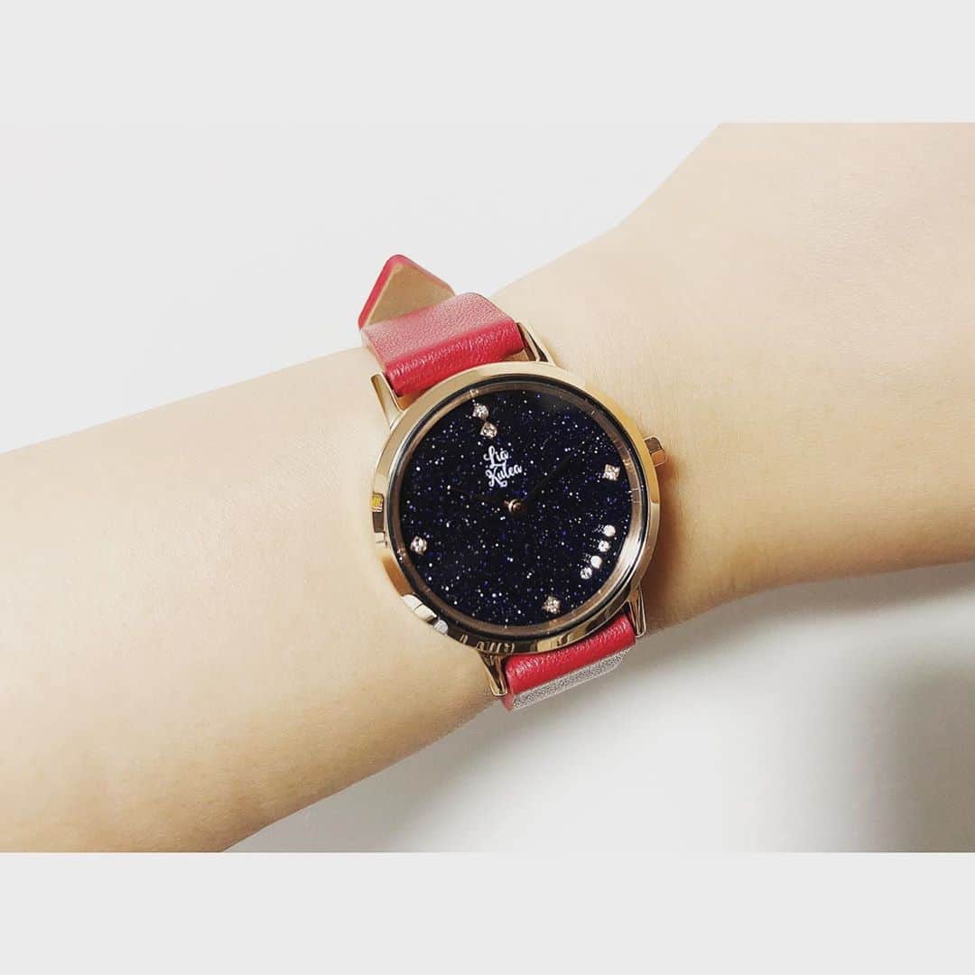 寺下智香（プロボウラー）のインスタグラム：「＊ＰＲ＊  @liakulea_japan 様から頂いた腕時計⌚️💓  ハワイの星空をイメージしたブランドで、幸せになってほしいと願いが込められている素敵な時計です✨  めずらしくベルトは赤をチョイスしてみました☺️  クーポンコード《chikagt》で１０%オフ！  #腕時計 #liakulea #腕時計 #時計 #腕時計倶楽部 #手元倶楽部 #リアクレア #@liakulea_japan #pr」
