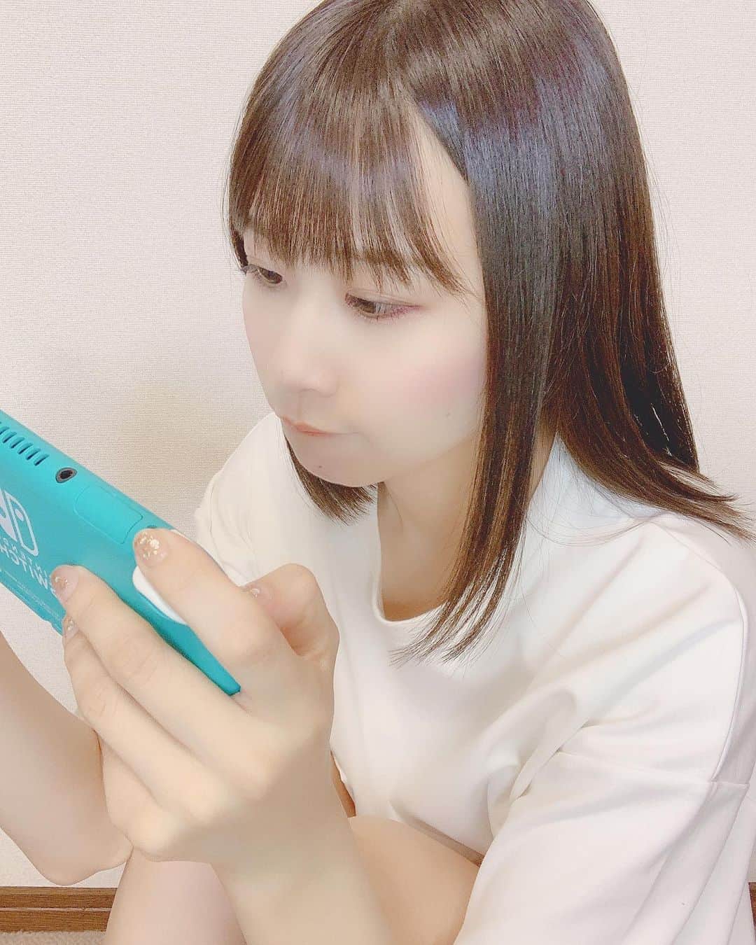 八木沙季のインスタグラム：「🎮🎮 . スタッフさんがSwitch貸してくれたので どうぶつの森で無人島生活始めました🏝 ただ、島に行くのが遅い時間だからか たぬきちさんのお店ずっと閉まってる🥺 開けてよ〜〜〜 お店の中見てみたいよ〜〜 ドンドンドンドンドン🚪 .」