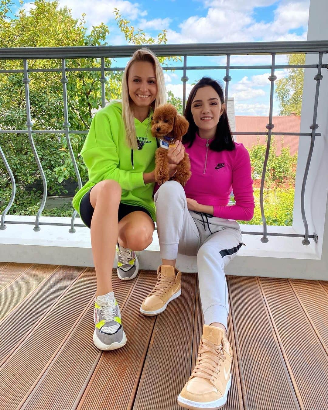 ダリア・スピリドーノワのインスタグラム：「Рокки в малине🧸 @jmedvedevaj 💚」