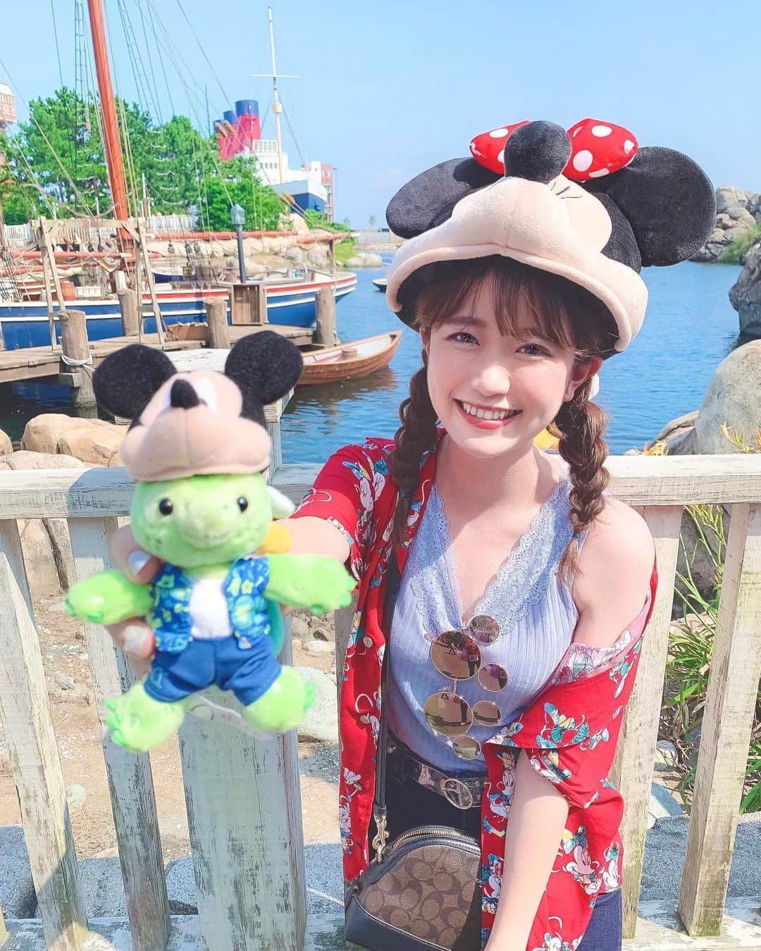 Kanaのインスタグラム：「ㅤ ㅤ アロハシャツ×ミキミニファンキャ オルくんとおそろっ🐢💭🌺🌴 ㅤ ㅤ さきが選んできてくれたオルくん 愛しくてしゃーない🥺💭💘 ㅤ ㅤ ㅤ ㅤ #kana_disney ㅤㅤ ㅤㅤ #東京ディズニーリゾート #東京ディズニーシー #ディズニーシー #ケープコッド #オル #オルくん #オルメル #アロハシャツ #ファンキャップ #ミッキー #ミニー #tokyodisneyresort #tdr #tokyodisneysea #tds #olu #olumel #mickeymouse #minniemouse #duffyandfriends」