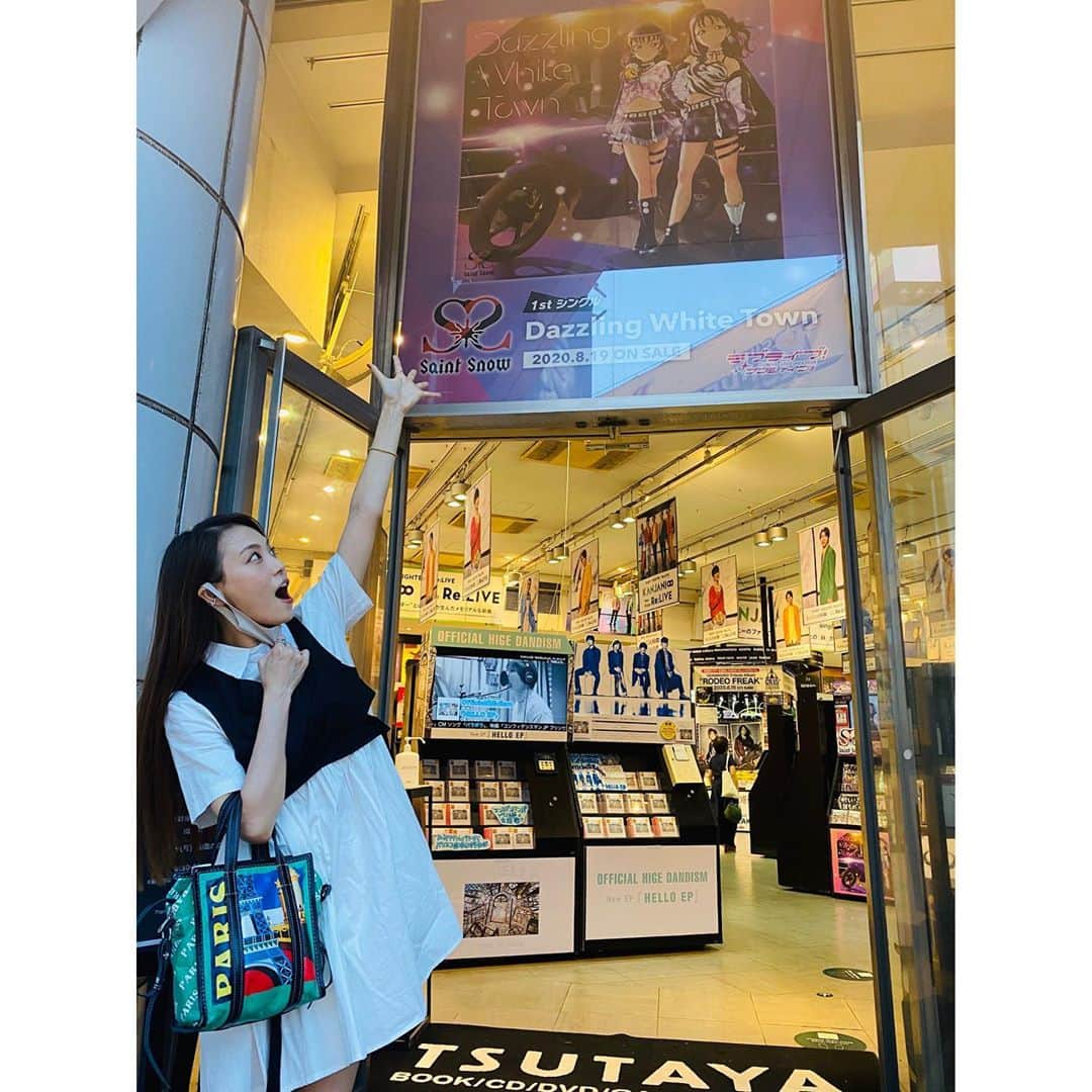 田野アサミさんのインスタグラム写真 - (田野アサミInstagram)「😭💕❄️. At....SHIBUYA. しぶや。渋谷。シブヤ。 観に行けた、タイミングという神が宿っていた日。 #田野アサミ#asamitano #saintsnow#巨大ポスター#渋谷ハチ公口 #皆は何が宿っていた日かな？ 貼るのプロすぎる。貼ってくれたお方有難うございます😫👐🏻❄️  ※写真撮る時だけマスク外してます I take off the mask only when taking a picture🤍. 追記🌱遠くて観に来れない、こんな時期だから行けない。そんな方のためにも載せてるよ💕 気持ちは届く。」8月21日 22時48分 - tano_asami