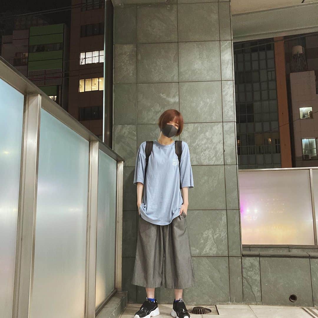 Leeのインスタグラム：「最近はTシャツにリュックスタイルがお気に入り〜  今日は昔から苦手だったメロンとスイカにチャレンジしてみたらぺろっと食べれてしまい、味覚って変わるんだなあと感じた1日でした。美味しかった。」