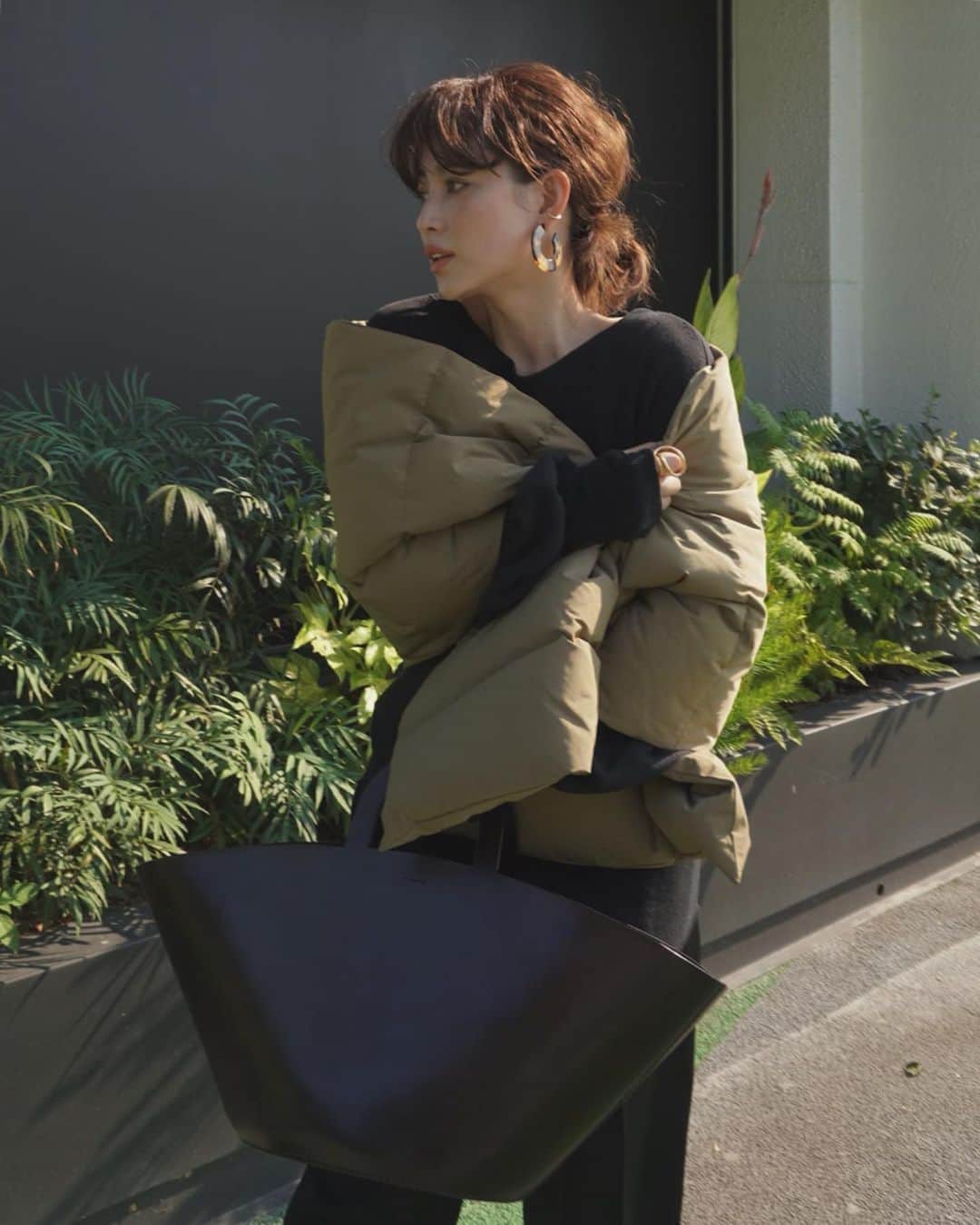 JUNNAのインスタグラム：「昨日沢山再販リクエストをいただいた お布団ストールも3色追加生産決定致しました。  只今 @etretokyo ＨＰにて 全色販売中です🙏  #2020ETRE_AW  先行受注期間 8/20(木)19:00 - 8/27(木)12:00PM  #秋#秋服#アウター #コート #冬 #冬コーデ#秋メイク #etretokyo#156cm#ブラウン#ブラウンコーデ#アディクション #celvoke #秋メイク#大人カジュアル#ベージュ#ホワイト#therow #charlottechesnais」