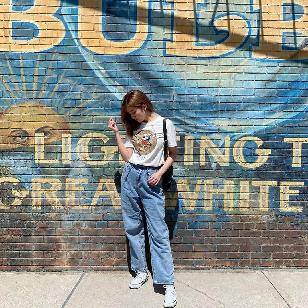 加藤玲奈のインスタグラム：「夢の国へ行った時の私服☺️ coachとDisneyのコラボのTシャツを着て行きましたっ✨可愛すぎるっ🥺靴はconverse⭐️」