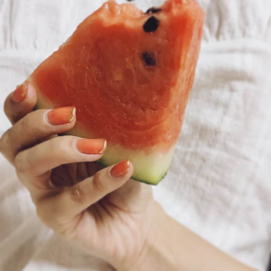HELENAのインスタグラム：「🍉とお揃いの爪♡」