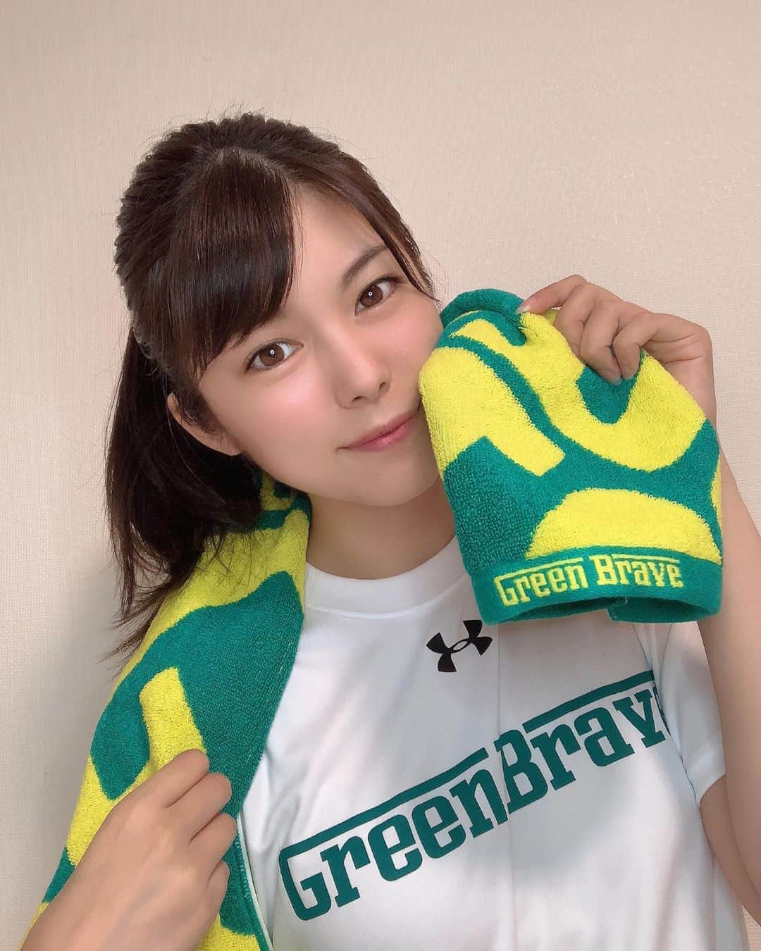 熊林保奈美のインスタグラム：「* . 届いたの着てみた☺️ タオル肌触り良いのと Tシャツのサラサラした生地感好き🥺💚 こちらもファンの方に頂きました☺️ ありがとうございますー！！！ . . 明日からSUPER GT 第3戦！🏁 舞台は鈴鹿！ . 52号車 埼玉トヨペットGreen Braveの応援 よろしくお願いします👏🏻💚 . . * #埼玉トヨペット #埼玉トヨペットgreenbrave #supergt #supergt2020 #GT300 #レースクイーン #RQ #熊林保奈美 #道産子 #Japanesegirl #paddokgirls #pitgirl #instalike #맞팔」