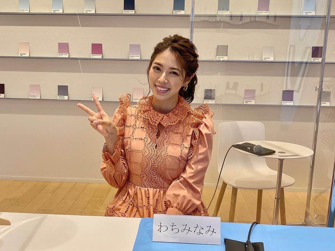 わちみなみのインスタグラム：「先日、洗足学園音楽大学にて﻿ ﻿ 第一回「洗足音楽大学」杯 〜目指せ!電脳アフレコ王〜﻿ の審査員をさせていただきました🌟﻿ ﻿ 中国の中高生が日本語でアニメのアフレコを﻿ して、それの審査！﻿ ﻿ そうそうたるメンバーの中で一人タレントとして参加させていただきました🥺﻿ ﻿ 母国語じゃないので、言葉の壁は厚いのでは？！とおもったのですが、、、﻿ アニメや、その作品のキャラクターを好きって気持ちが優っていました！深く作品を観る力も素晴らしかったです✨﻿ ﻿ 言葉を正確に伝えることは大事だけど、それとともに言葉はツールに過ぎないのだなということも改めて感じさせていただけました。。﻿ 気持ちがこもっていれば言葉に魂が宿るのですね👏﻿ ﻿ 発音もとっても素晴らしかったです！﻿ ﻿ 生徒のみなさんを拝見して﻿ なんだかピュアな気持ちになれた１日でした💓﻿ ﻿ #アフレコ大会　#アフレコ　#洗足学園音楽大学　#中国 #アニメ　#中国語　 @saaageboutique でワンピースお借りしました♡」