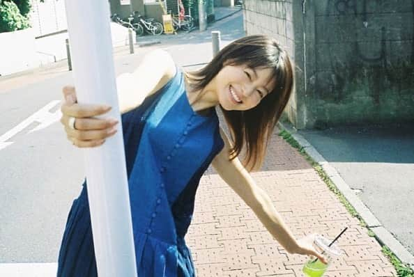 小林涼子さんのインスタグラム写真 - (小林涼子Instagram)「. ねぇ、1年前より幸せ？？ 🍀 茶ガール展が始まりました ソーシャルディスタンスを取りながら、 テラスでお茶を頂くとホッ ホッとしすぎてボヤァ〜って顔 🤣 こうして改めて飾って頂けて嬉しいなぁ 9月6日までです、よかったら （撮影時のみマスク外してます🙇‍♀️） 🍵 #茶ガール #茶ガール展 #日本茶 #greentea #japnesegirl #with #japanesetea @chatokyo @kana_tkym @8msmsm8」8月21日 23時12分 - ryoko_kobayashi_ryoko