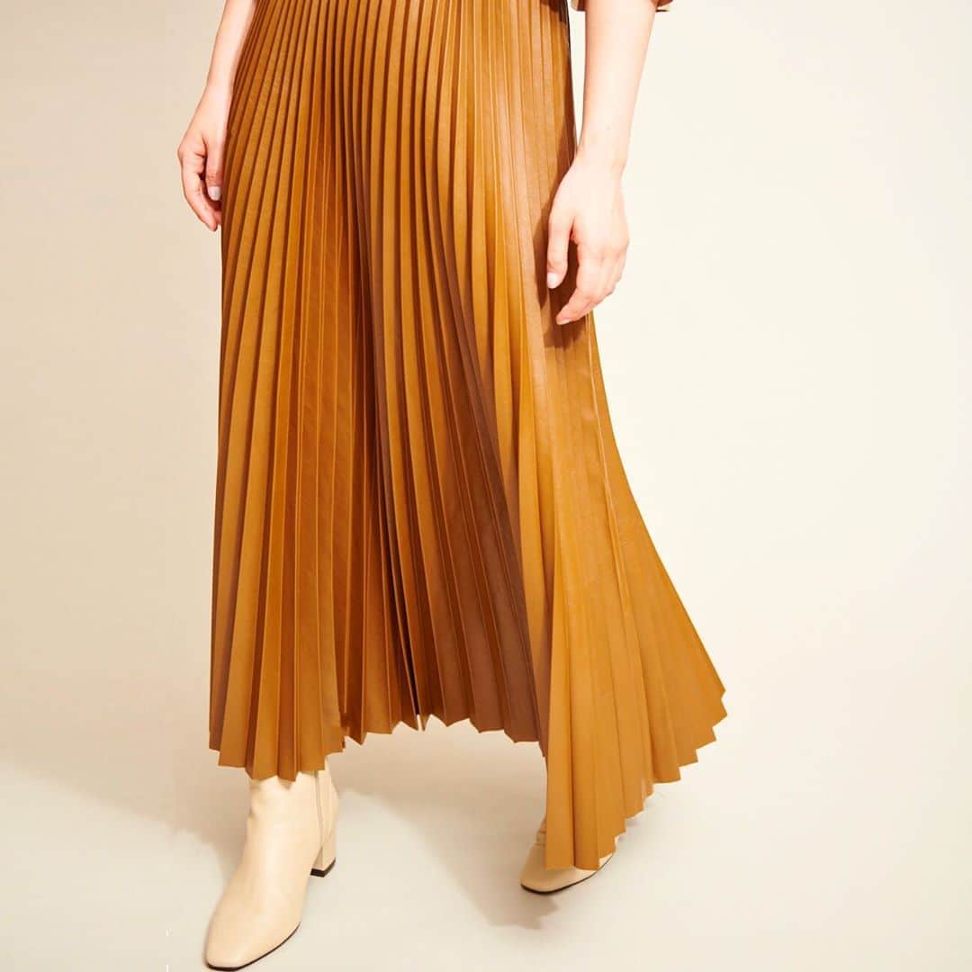 LOUNIE（ルーニィ）さんのインスタグラム写真 - (LOUNIE（ルーニィ）Instagram)「《LOUNIE NEW IN 》新感覚！プリーツスカートの最先端『ECOレザースカート』 ㅤㅤㅤㅤㅤ 毎シーズンアップデートが必須なプリーツスカート。この秋の新作は『ECOレザー』素材を使用。定番の着やすさと、旬な素材感がマッチして、『これさえあれば』なアイテムに仕上がりました✨ㅤㅤㅤㅤㅤ ㅤㅤㅤㅤㅤㅤㅤㅤㅤㅤ Skirt(10513326②)¥26000+tax Blouse(10511325③)¥16000+tax ㅤㅤ #LOUNIE#lounie#ルーニィ#2020aw#fashion#agreable#プリーツスカート#ECOレザー」8月21日 23時13分 - lounie_jp