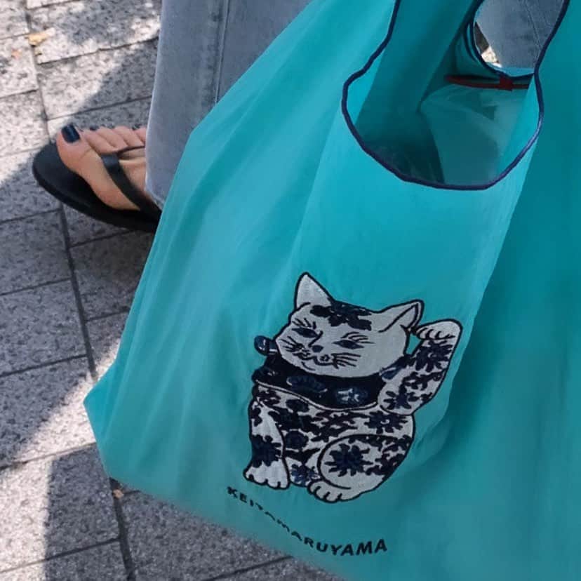 風間ゆみえのインスタグラム：「空色のショッピングバッグ  #まねきねこさま @keitamaruyama  @keitamaruyama_official」