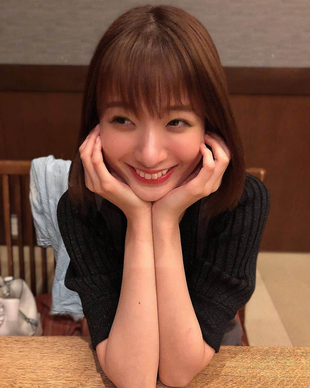 杉枝真結さんのインスタグラム写真 - (杉枝真結Instagram)「☺︎ 最近、毎日暑過ぎたり… 突然のゲリラ豪雨に見舞われたり… 髪が広がりやすくて困っていたのですが :( 良いアイテムに出会えたので、みんなに伝えたくて！ - @loccitane_jp の 「ファイブハーブス リペアリングヘアミルクセラム」で #15秒チャレンジ をしてみました！ ナチュラルなスタイリングを作ってみたよ。 - ミルクの良さは ❤︎ テクスチャーがとっても軽くて 艶のあるサラサラ髪にしてくれるので 気分が上がるんです！！ - 熱ダメージからも守ってくれるのと :) なによりアロマのような癒される香りを 現場のスタッフさんや共演者さんから 褒められたことが嬉しくて、キュン。 - #ロクシタン #ヘアミルク #髪まとまる神ミルク #PR」8月21日 23時08分 - mayusugieda_official