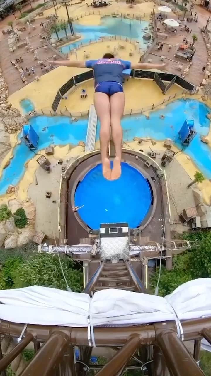 レッドブルのインスタグラム：「without an ounce of hesitation! 👏👏👏 💦: @jonathanparedes89  #redbullkeepitreels #givesyouwings #cliffdiving」