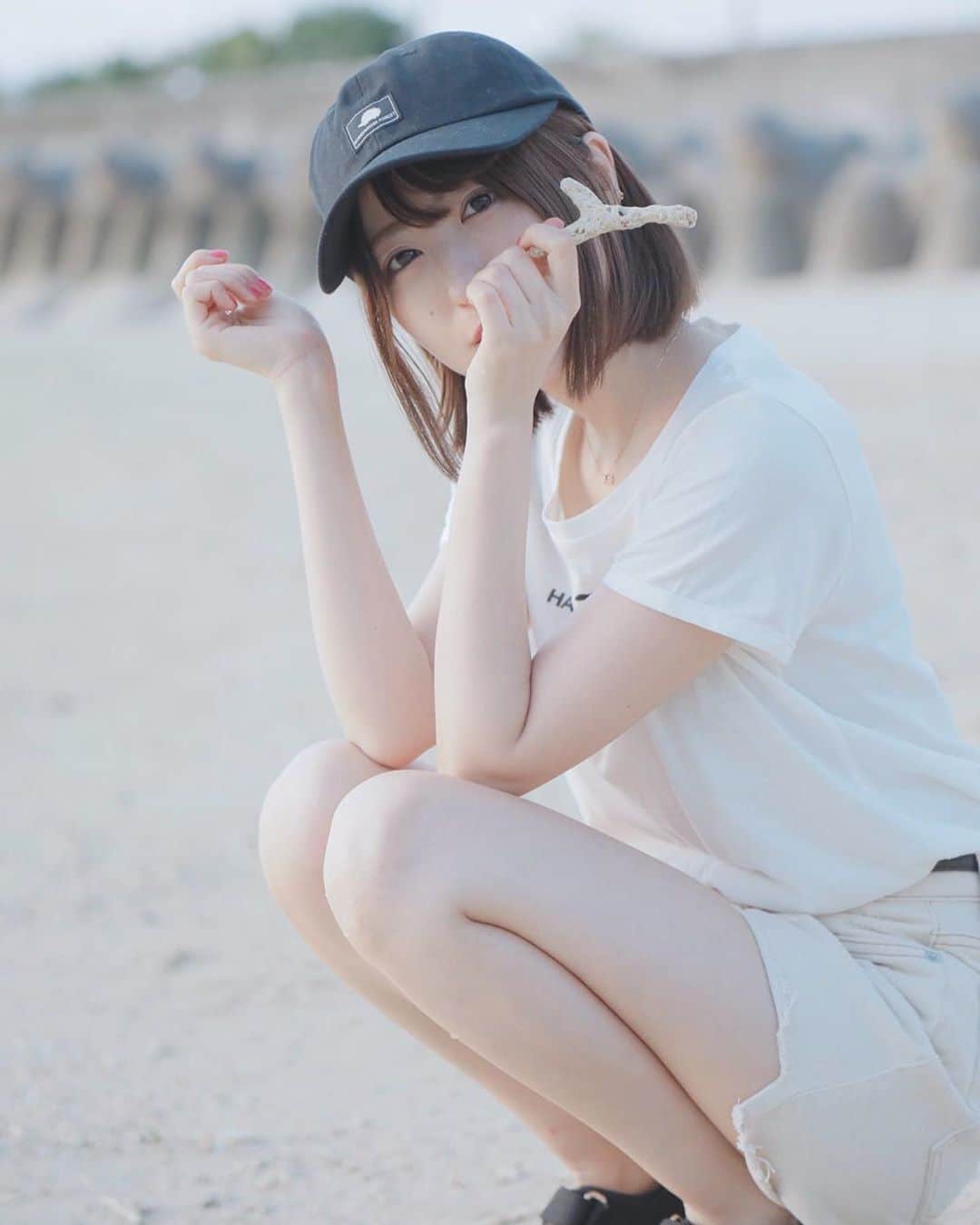 のインスタグラム：「🐚. . 砂遊び❤︎. . なんて書いてあるか読める？. 切実に字が綺麗になりたい、、、です✏️. . . お誕生日まで3日🎂.」