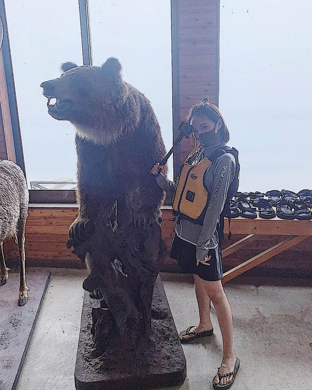 のインスタグラム：「𝑆𝑢𝑚𝑚𝑒𝑟 𝑉𝑎𝑐𝑎𝑡𝑖𝑜𝑛  . . 車で大自然アクティビティの ソーシャルディスタンス旅行〜  . .  カヌー小屋で お友達発見　#🧸  . .  一面霧だったけど幻想的な風景と #倶多楽湖ブルー に感動🥺🌊  . . thanks❤︎〆 @paddlestreet   . . _______________________________ #lakekuttara #hokkaidosgram  #倶多楽湖 #カヌー #カヤック #湖アクティビティ #大自然満喫  #インドア女のアウトドア #🛶 #アウトドアコーデ #うじちゃんコーデ𓆫」