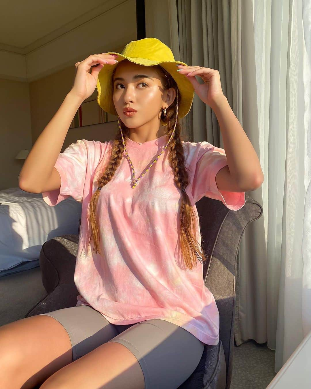 カレンさんのインスタグラム写真 - (カレンInstagram)「outfit👒 このバケットハット勢いで買ってみたけど 結局ずっと使いこなせなくて、あー。。😫 幼稚園の帽子みたいに なりました👧🏻🧢笑 ・ 今週も楽しかった☺️🎶 来週も超絶スーパー楽しみな打ち合わせや、撮影あるから 頑張れる!!!😘💕 ・ #summer #pink #outfit #fashion」8月21日 23時16分 - cjd_karen