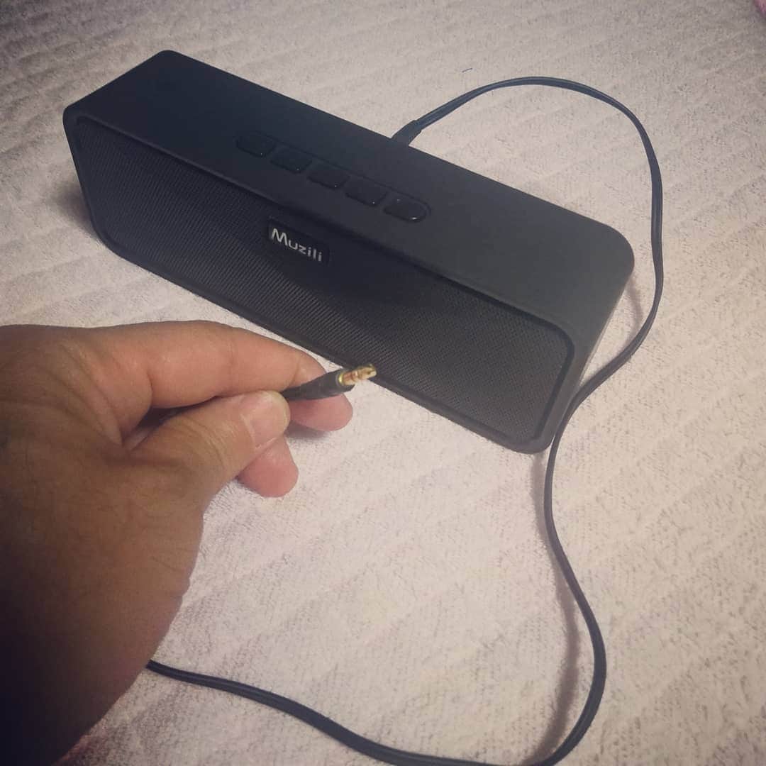松本隆博のインスタグラム：「。 Bluetoothは機器が固定なら 使いやすいけど複数機器を 使い回すのは本当面倒くさくて、 結局これが一番便利だという 事がわかった..原点回帰。」